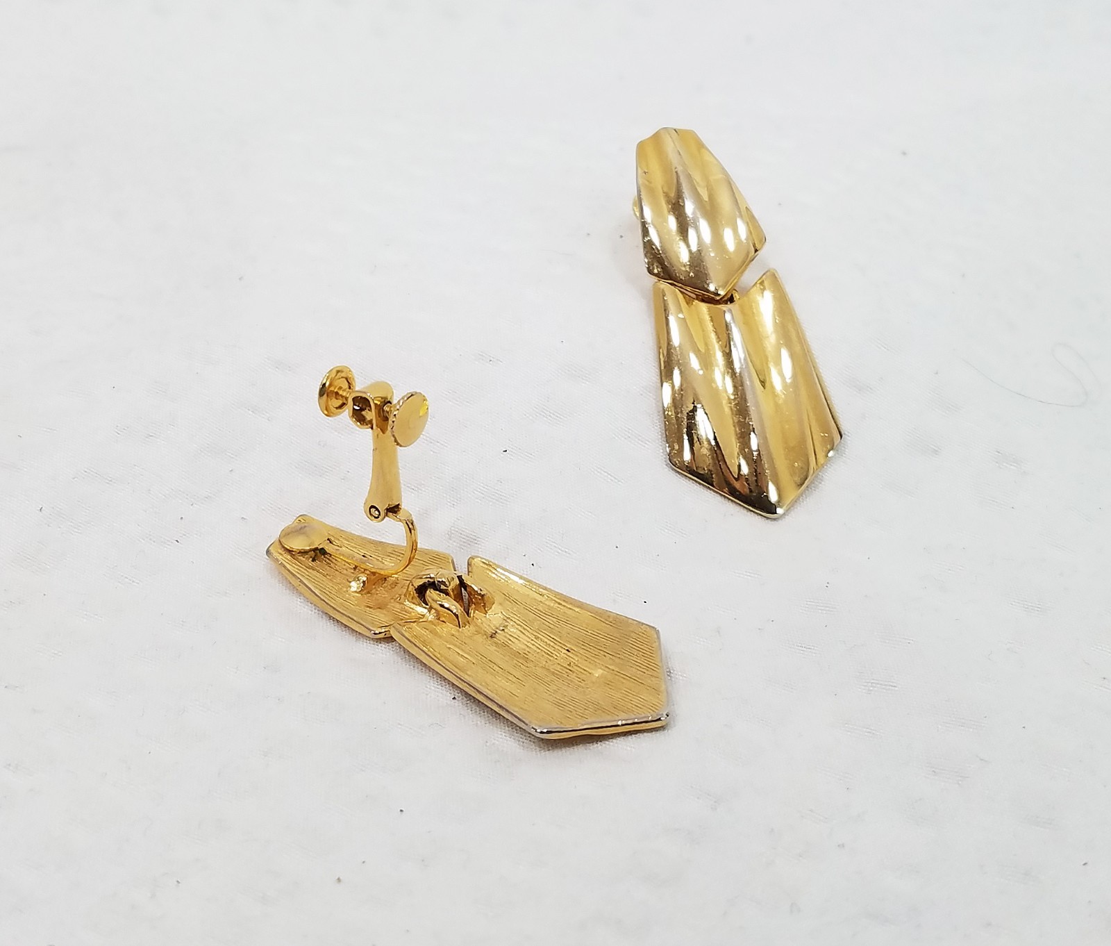Vintage Polished & Fluted Gold Tone Chevron Dangle Adjustable Clip On Earrings