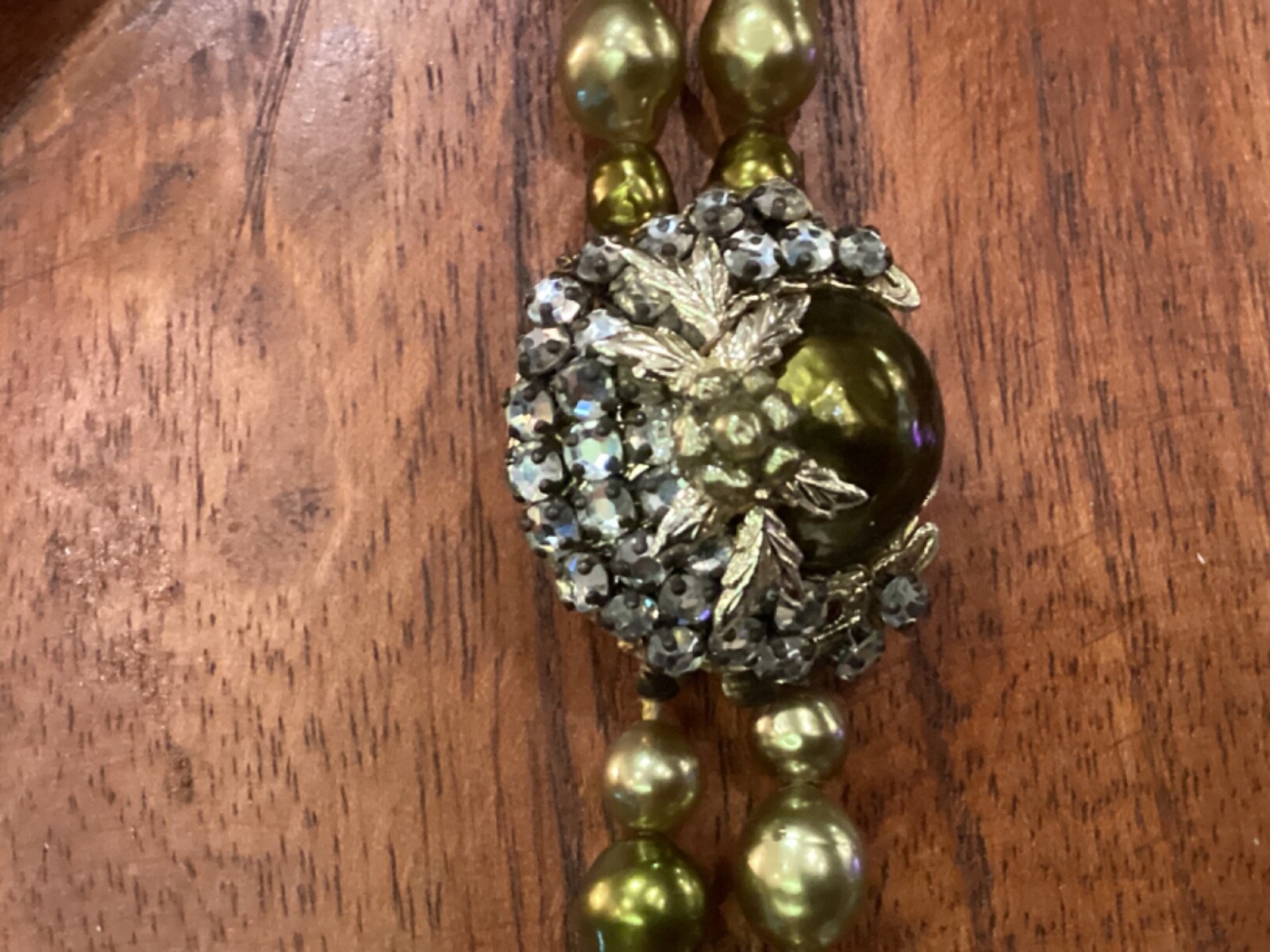 VINTAGE AUTHENTIC HAND KNOTTED OLIVE GREEN NATURAL PEARLS UNIQUE CLASP NO RES