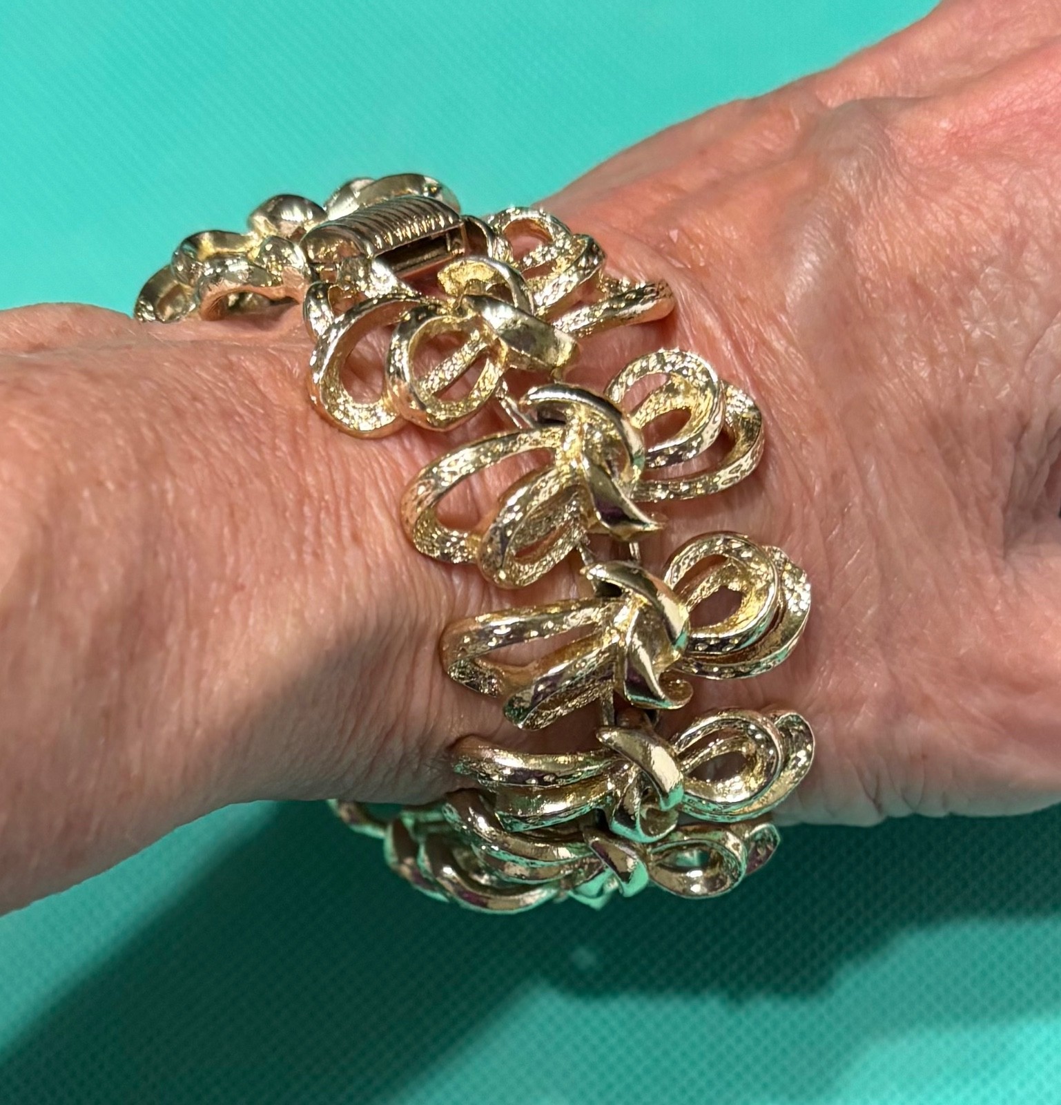 Coro Pegasus Bracelet Vtg Gold Tone Textured Bows Ribbons Design Approx 7 Inches