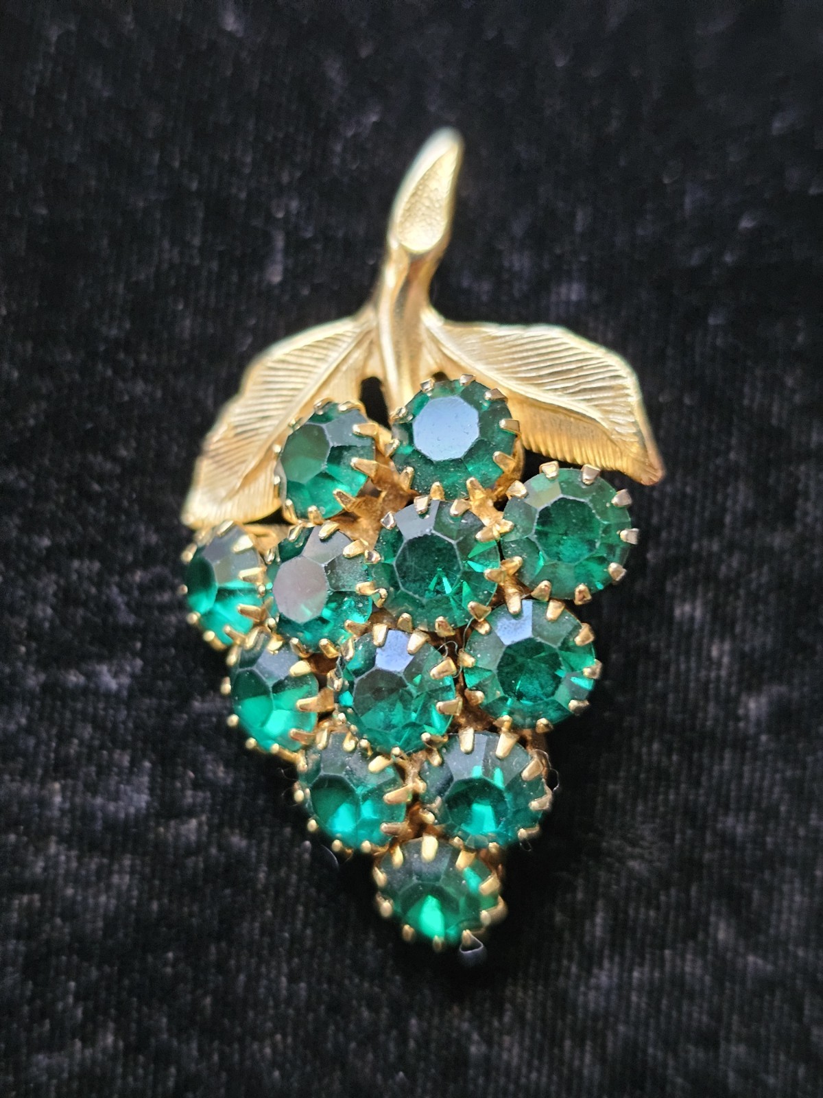 Estate Grape Cluster Brooch Green Rhinestones Gold Tone Prong Set Mcm Pin