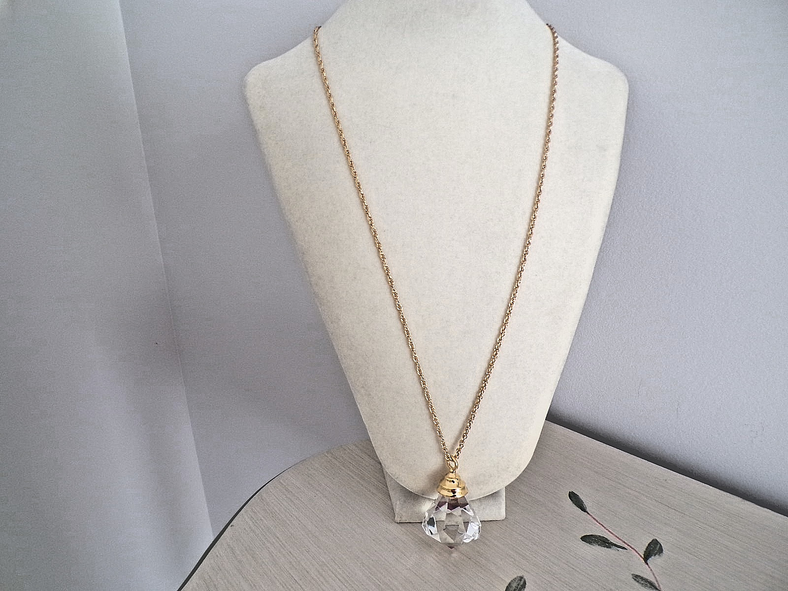 Vintage Gold Tone Clear Lucite Acrylic Faux Diamond Crystal Pendant Necklace 28″
