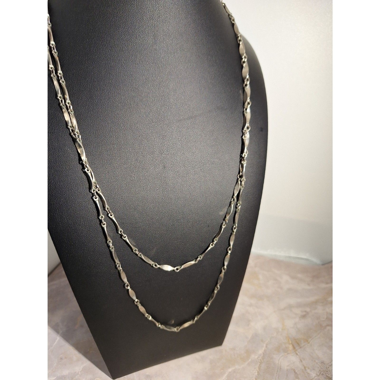 A Vintage Silver Tone Elongated Bar Link Necklace Elegant Minimalist Y2K