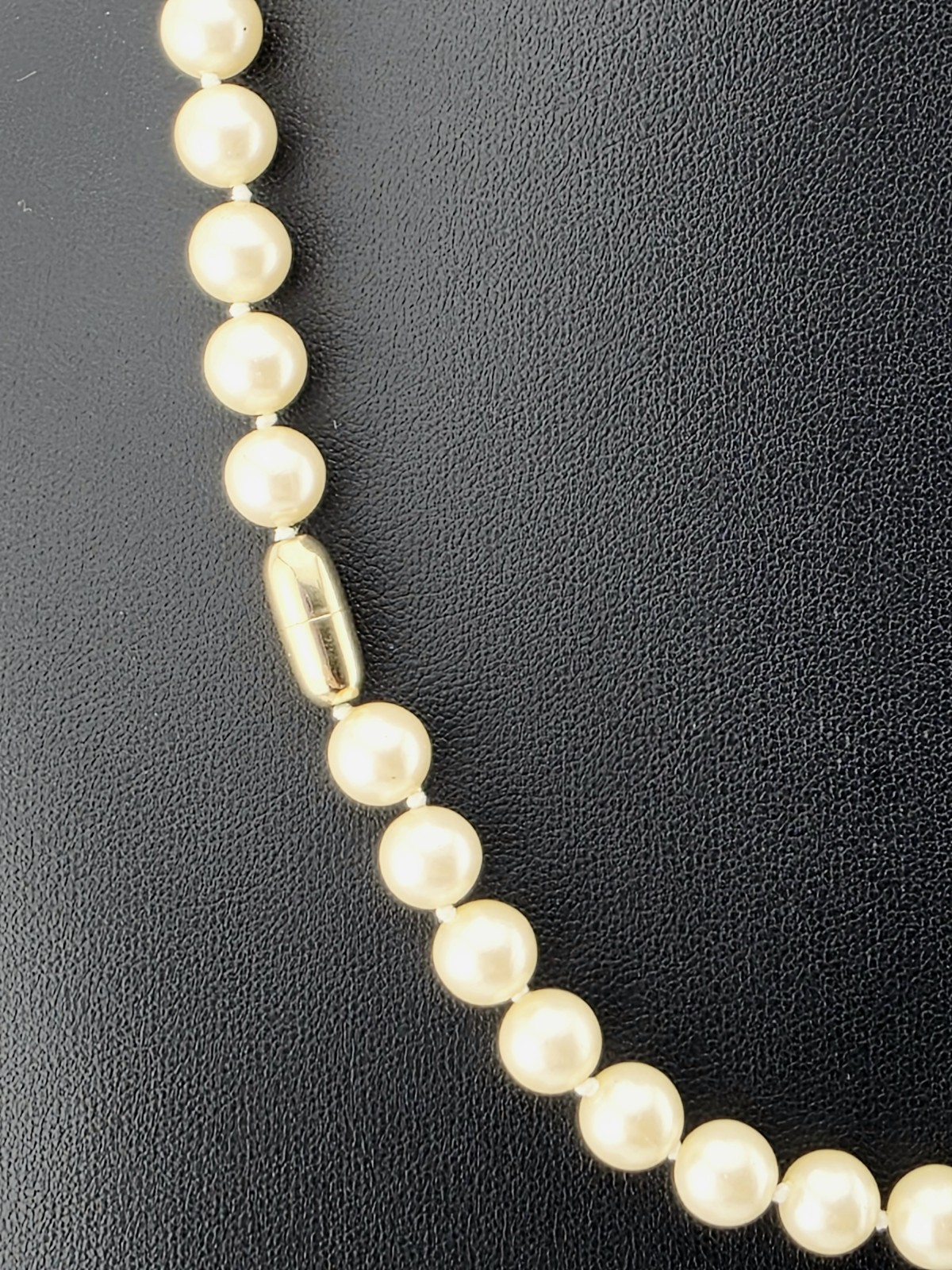 Vintage Hand Knotted Cream Glass Pearl Necklace Gold Tone Screw Barrel Clasp 17½