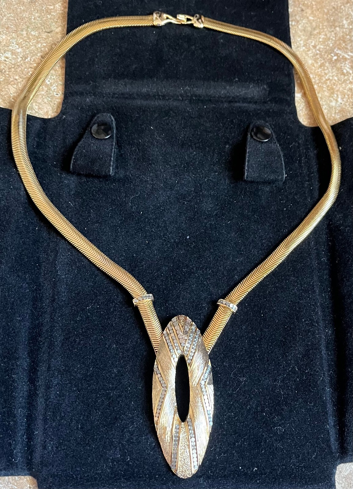 ORENA PARIS Gold Tone Chunky Chain Round Pendant Necklace Signed with Braided nn