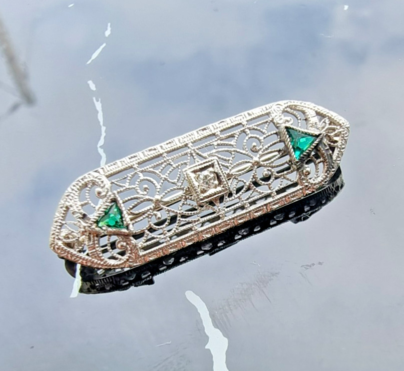 14K WHITE GOLD DIAMOND AND TRILLION EMERALD FILIGREE ART DECO BROOCH 2.1 gram