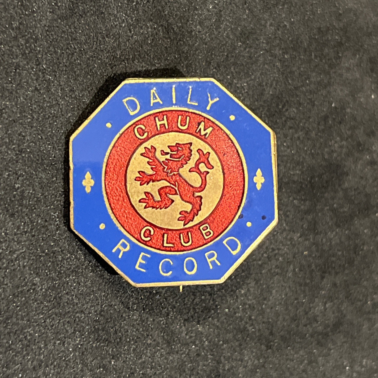 VINTAGE BLUE / RED ENAMEL SCOTTISH DAILY RECORD NEWSPAPER – CHUM CLUB PIN BADGE