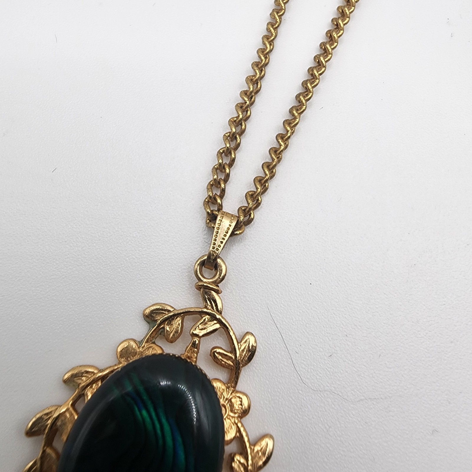 Vintage Gold Tone Necklace Green Faux Emerald Halo Pendant 18″ Chain Simulated