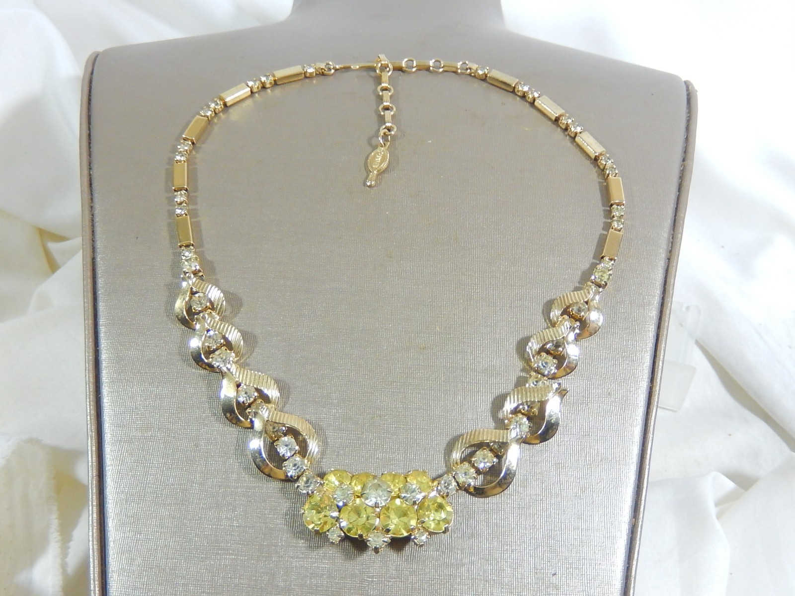 VINTAGE MCM NECKLACE SARAH COVENTRY YELLOW & CLEAR RHINESTONE 15-17″