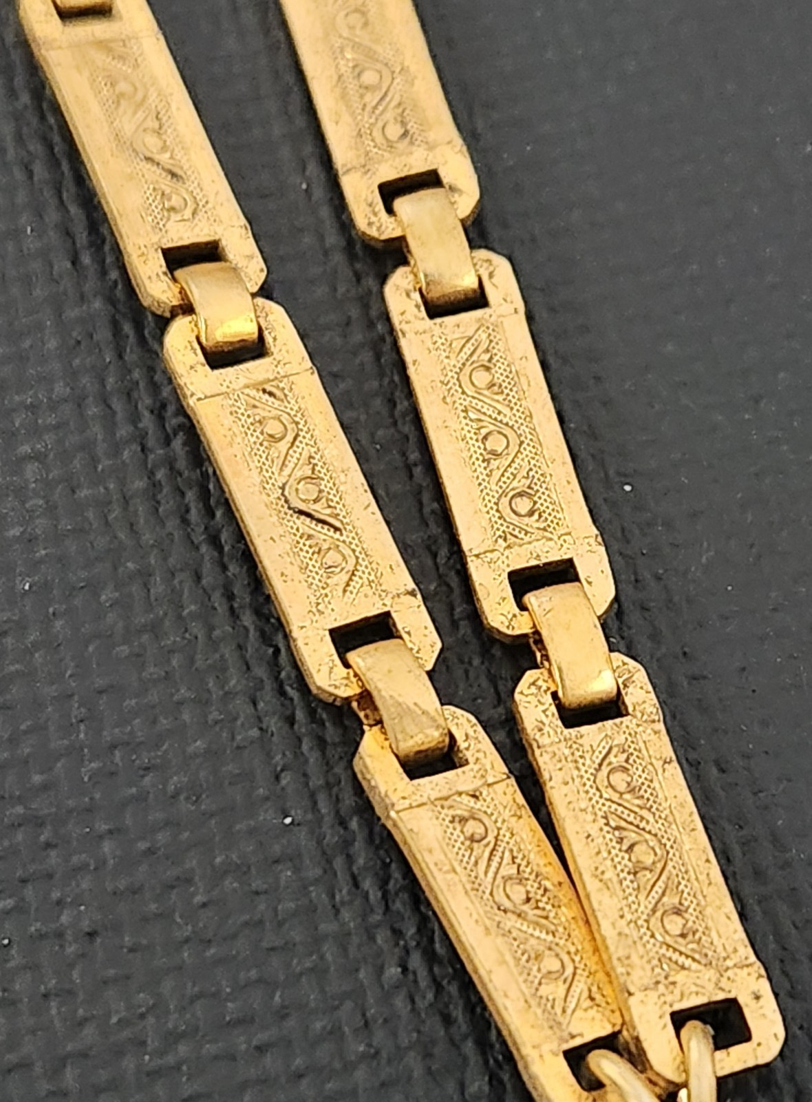 Vintage Florenza Magnifying Glass Pendant Necklace Repousse Bar Link Chain