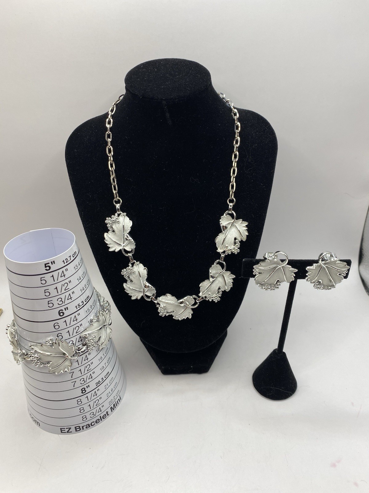 Vtg. Sarah Cov White Grape Leaf Parure Choker Necklace Clip Earrings Bracelet