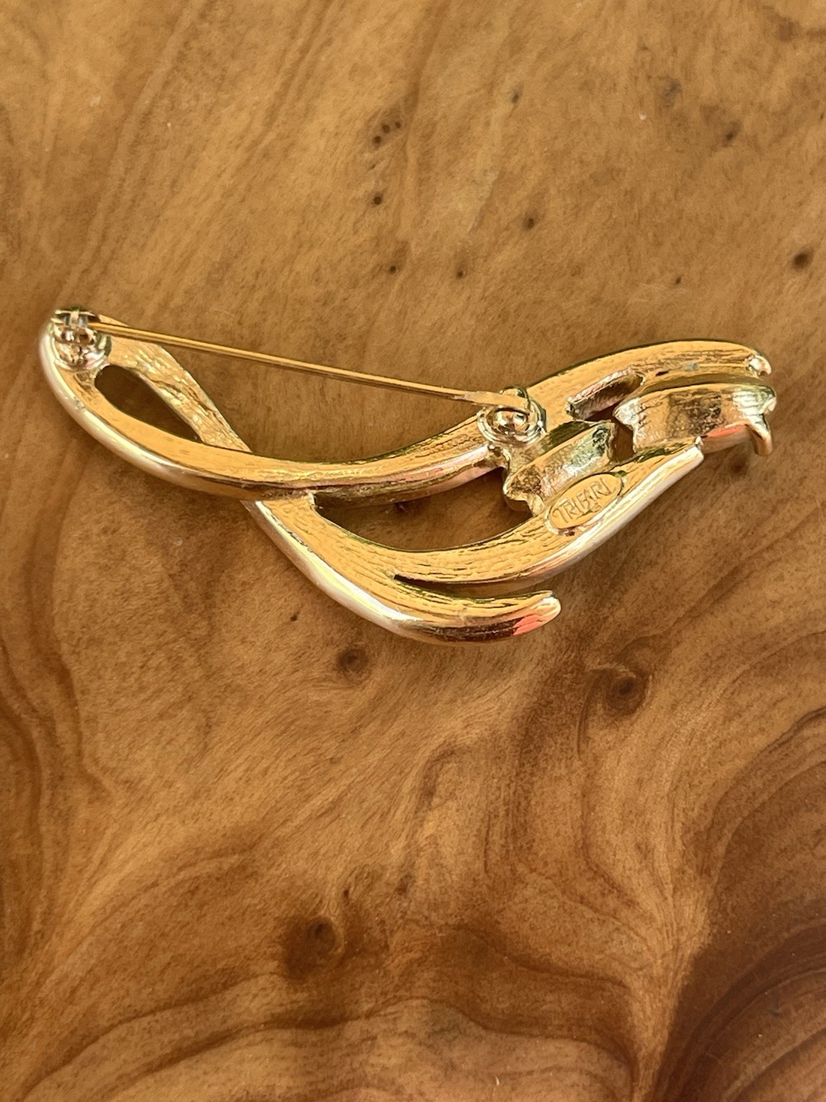 Vintage Trifari Gold Tone Rhinestone Swirl Ribbon Brooch Pin Clear Marquise 2”