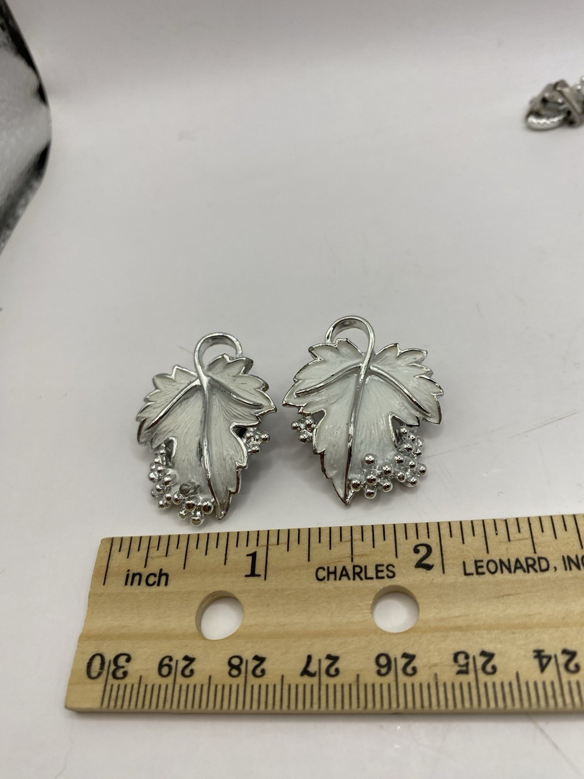 Vtg. Sarah Cov White Grape Leaf Parure Choker Necklace Clip Earrings Bracelet