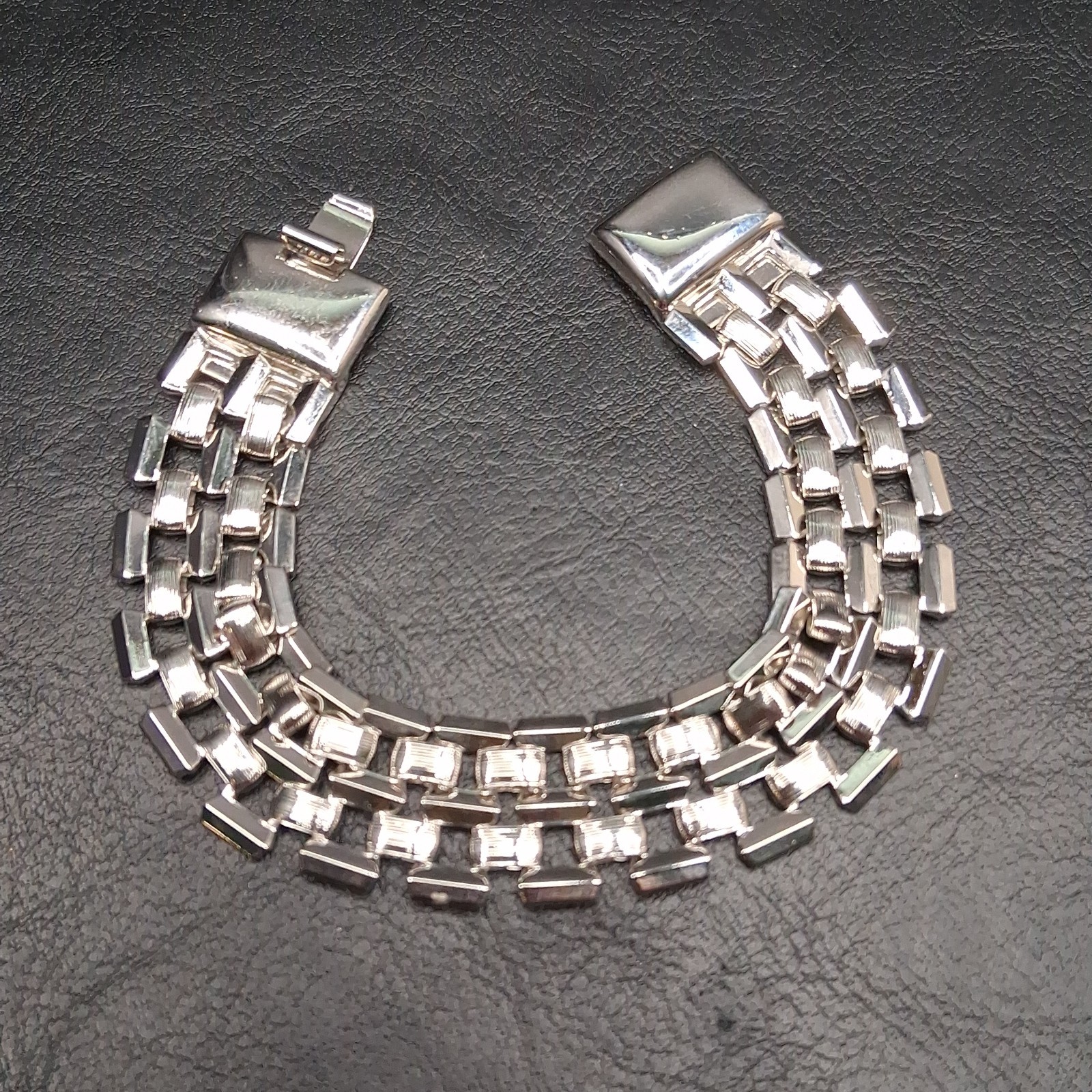 Vintage MONET Popcorn Chain Bracelet Textured And Polished Silver Tone. 18.074