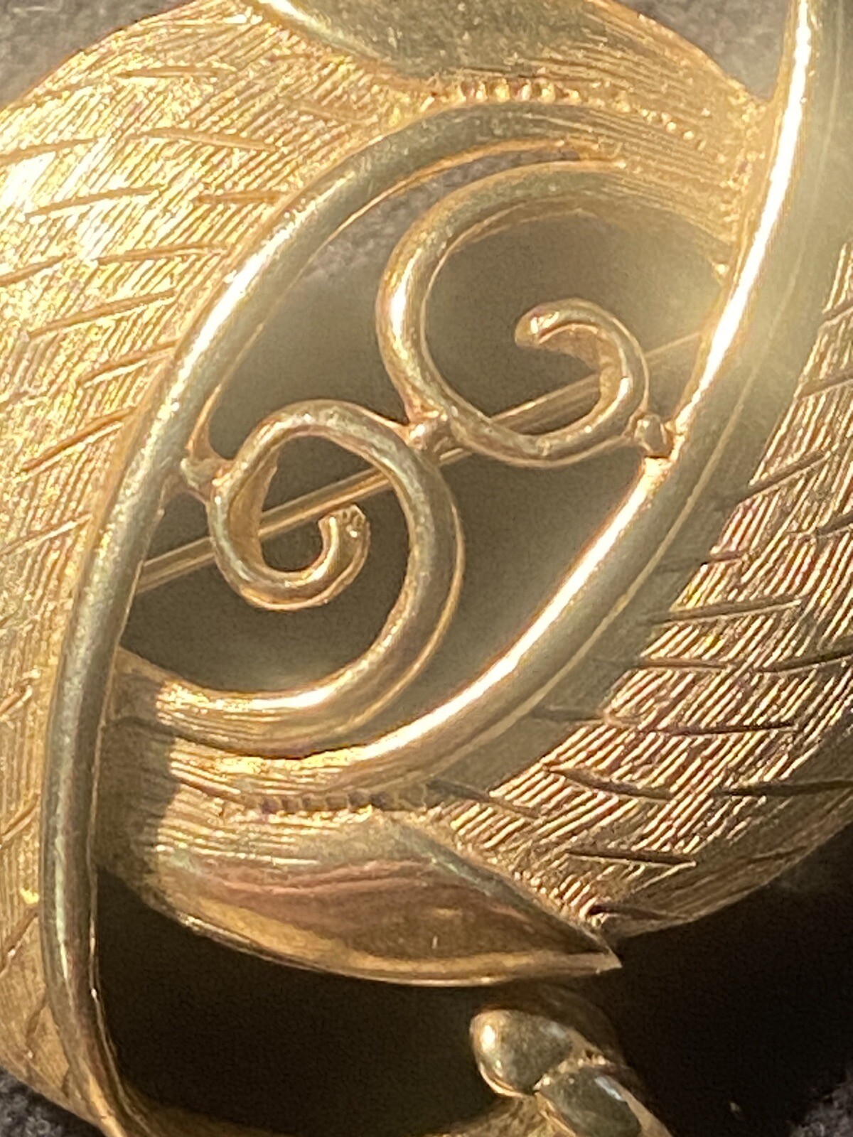 Curved Double Feather Swirl Brooch Pin Gold Tone Textured Metal 1.5”x2” Vintage