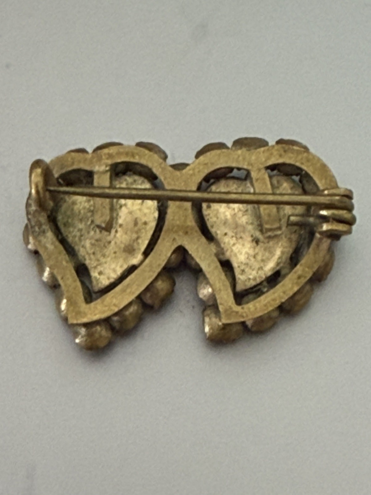 ANTIQUE VICTORIAN SAPHIRET GLASS & PASTE STONES “WITCH’S” HEART BRASS BROOCH PIN