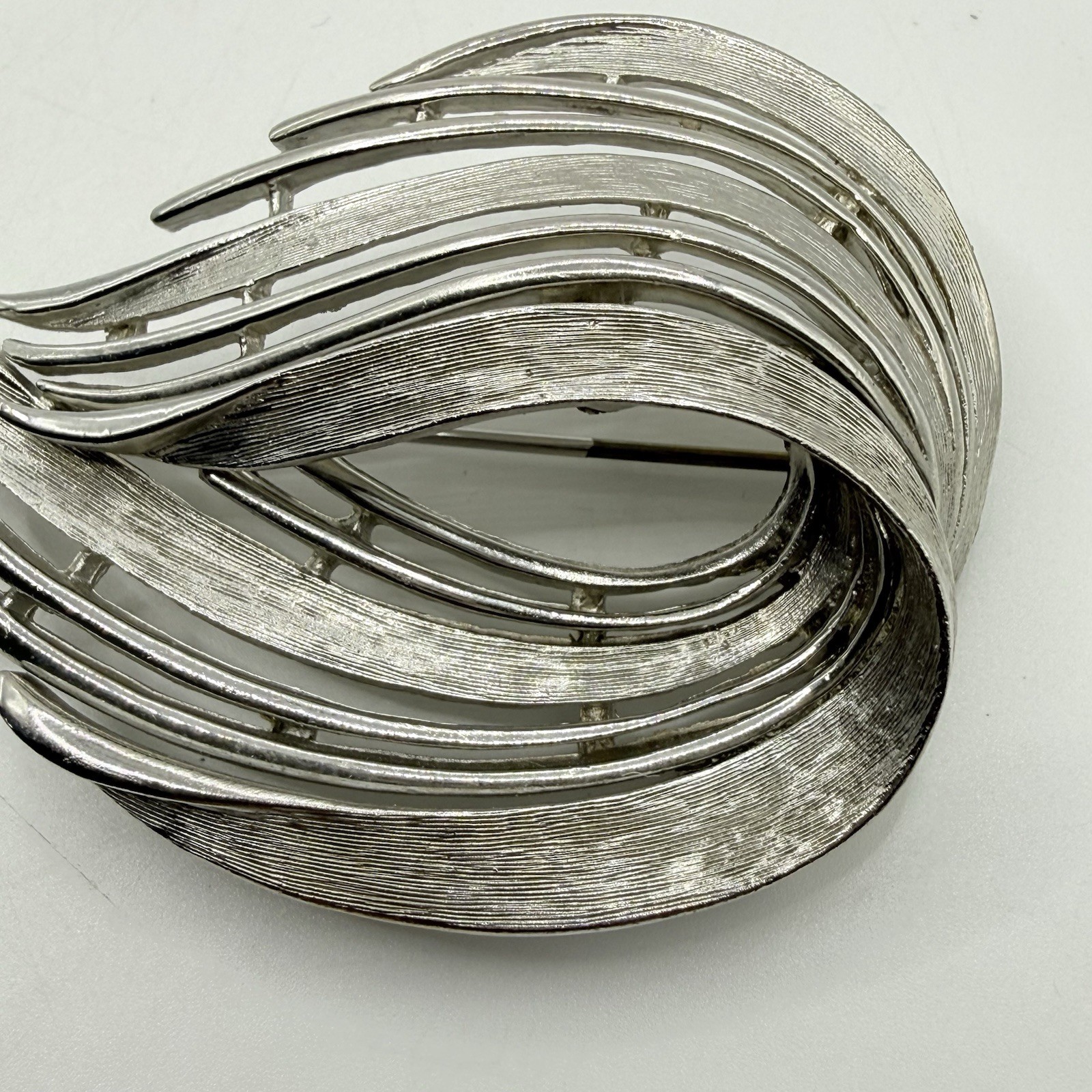 Vtg JJ Brushed Silver Tone Leaf Swirl Ribbon Brooch Pin Modern Texture Abstract