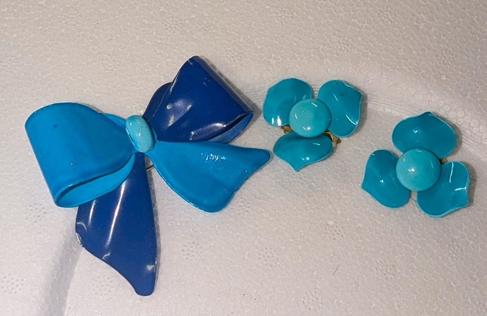 Vintage Retro Coro Bow Brooch And Unmarked Flower Clip On Earrings Mod