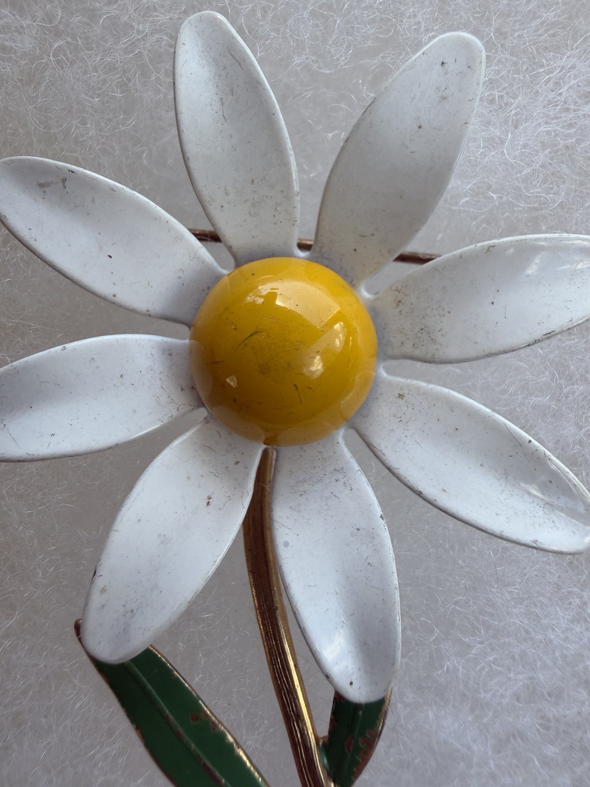 Vintage Enameled White/Yellow Daisy Flower Brooçh. Retro 1970’s Vibe Pre-owned