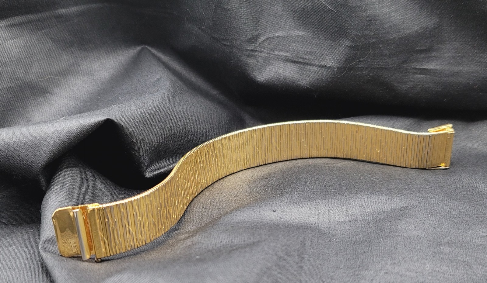 Monet 1960s Gold Tone Vertical Design Safety Clasp 7.5 5/8th Wide Nice Weight