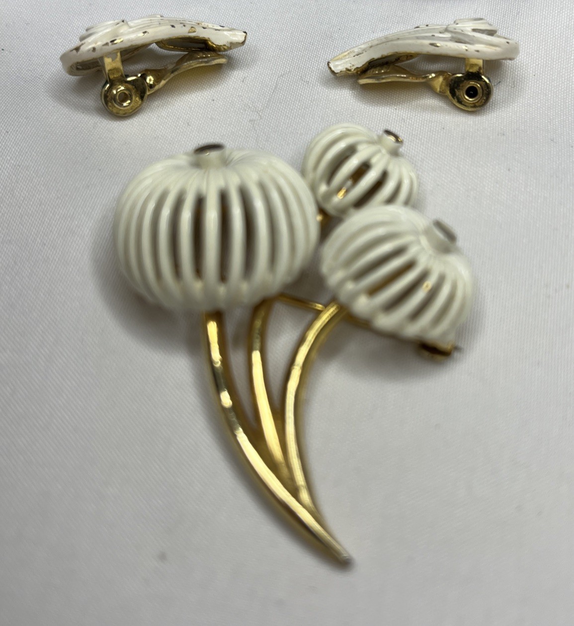 Vintage Signed Monet Goldtone White Enamel Flower Brooch With Earrings