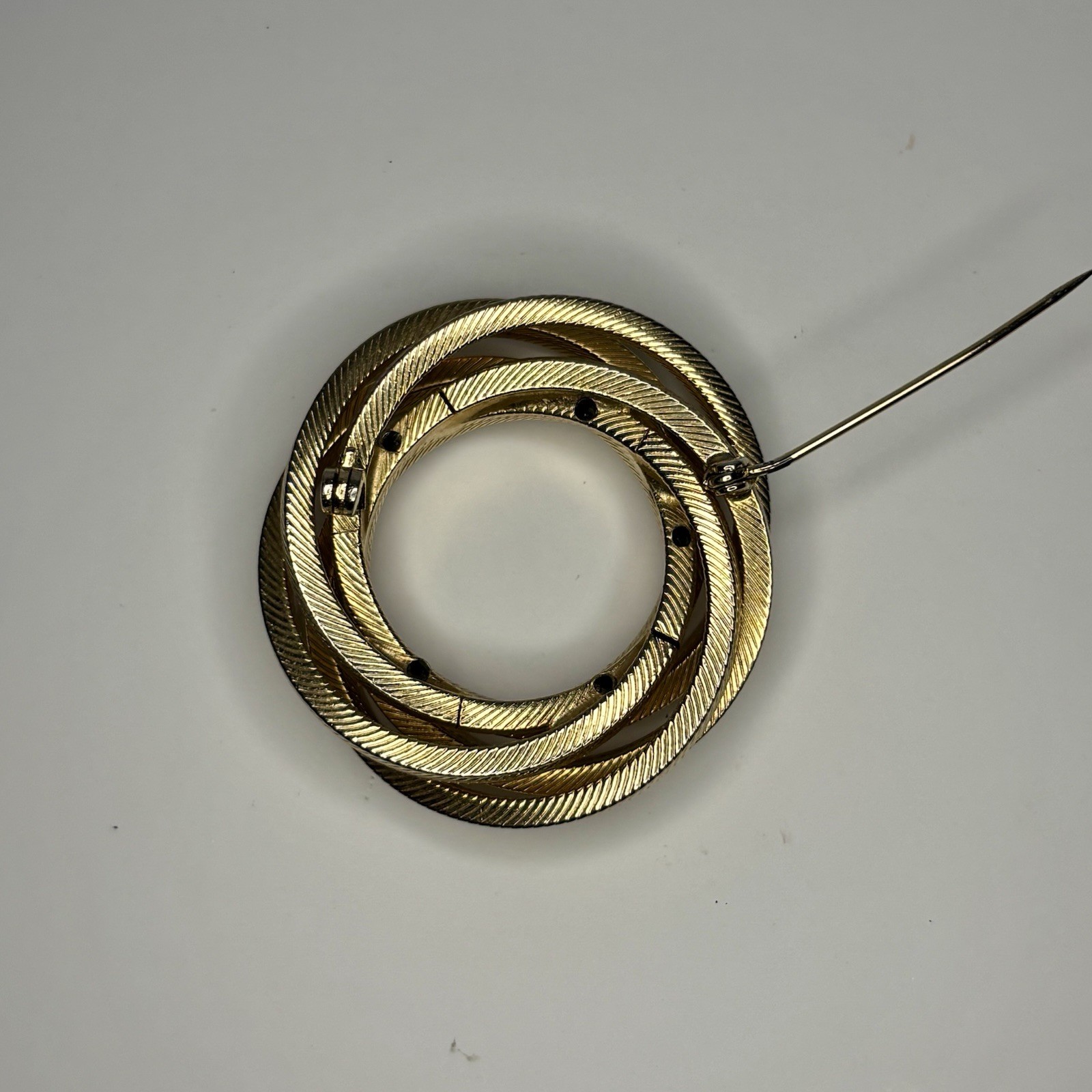 Vintage Gold Tone Textured Triple Swirl Circle Brooch Pin – Costume Jewelry