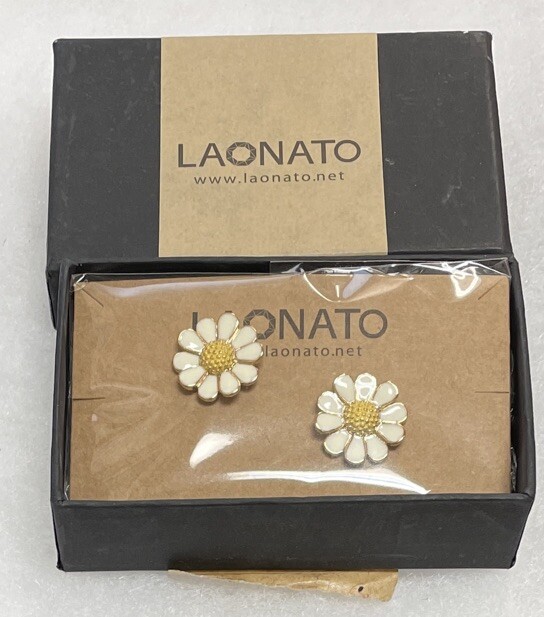 LAONATO GOLD TONE ENAMELED YELLOW WHITE DAISY FLOWER PIERCED EARRINGS NEW BOXED