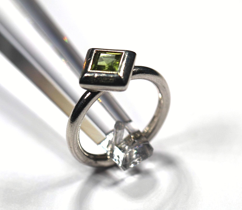 Vintage Thick 3mm Sterling Silver Peridot Solitaire Ring Size 6.75 – 5.3 grams