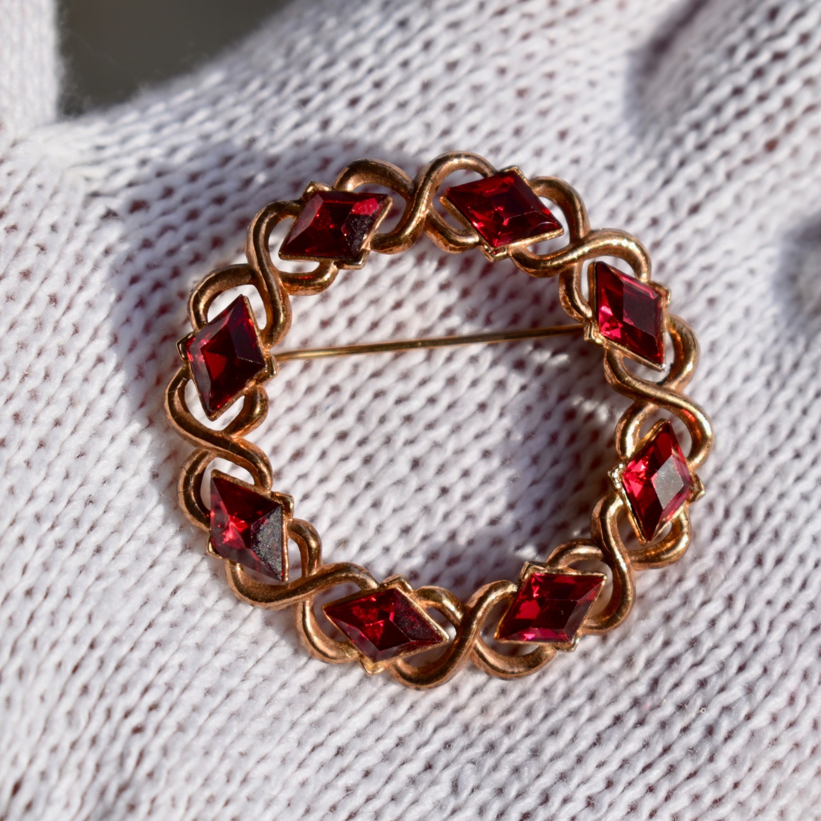 Vintage 1950s CROWN TRIFARI Red Lozenge Rhinestone Round Wreath Pin Brooch 1.75″