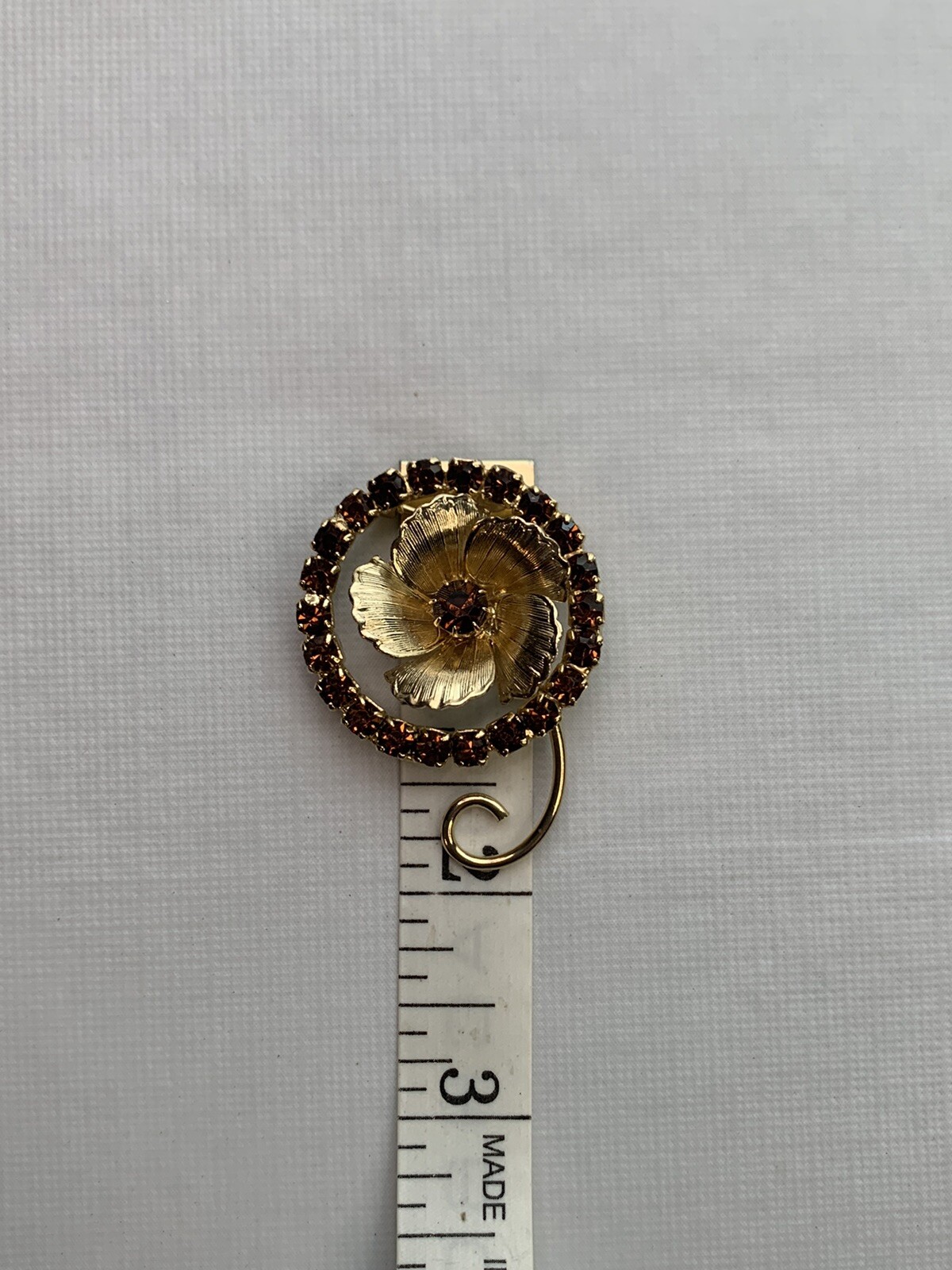 Beautiful vintage brooch With gold tone Brown Rhinestones Prong Set A4
