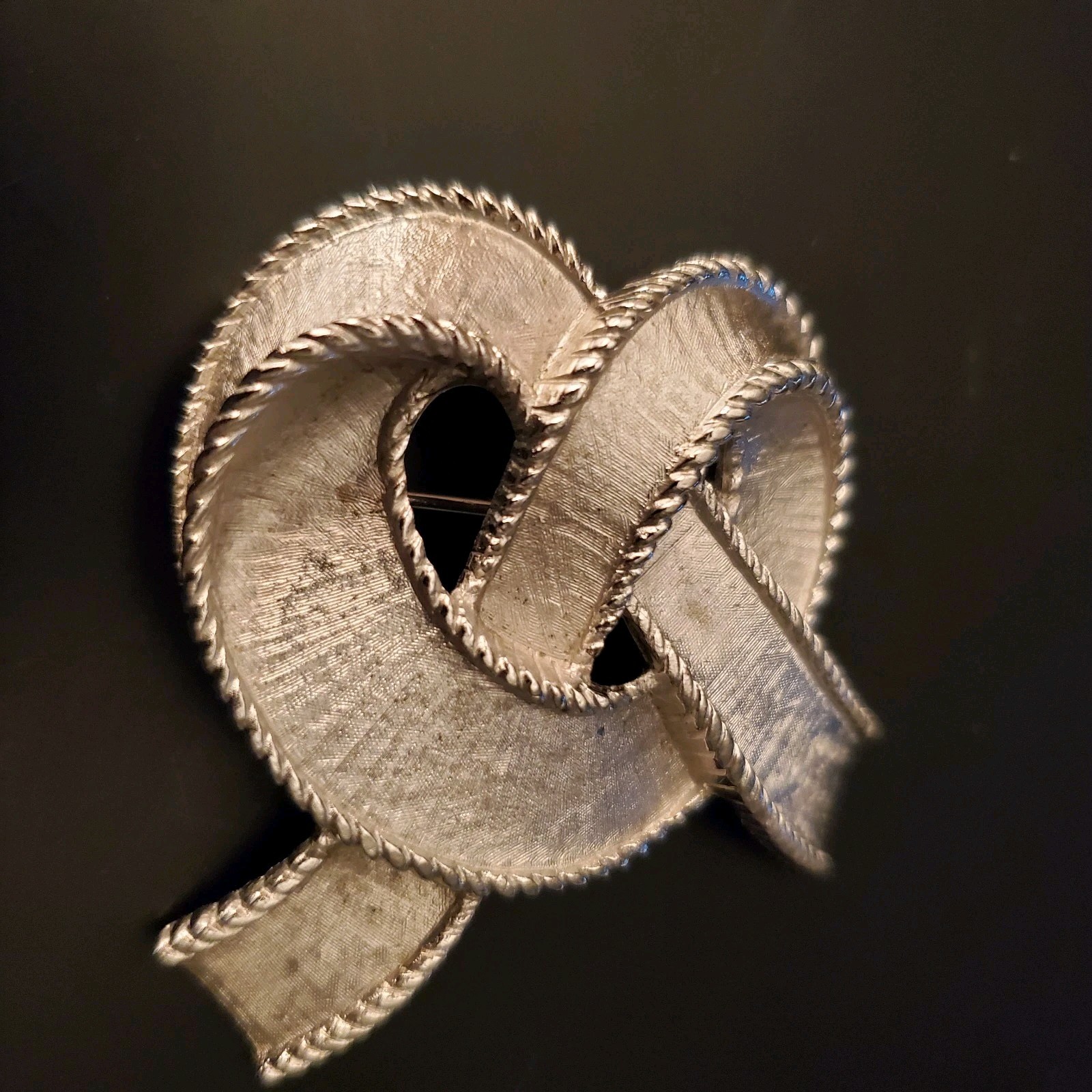 Vtg Crown Trifari 1960’s Brushed Silver Tone Ribbon Pretzel Bow 2 ” Brooch Pin