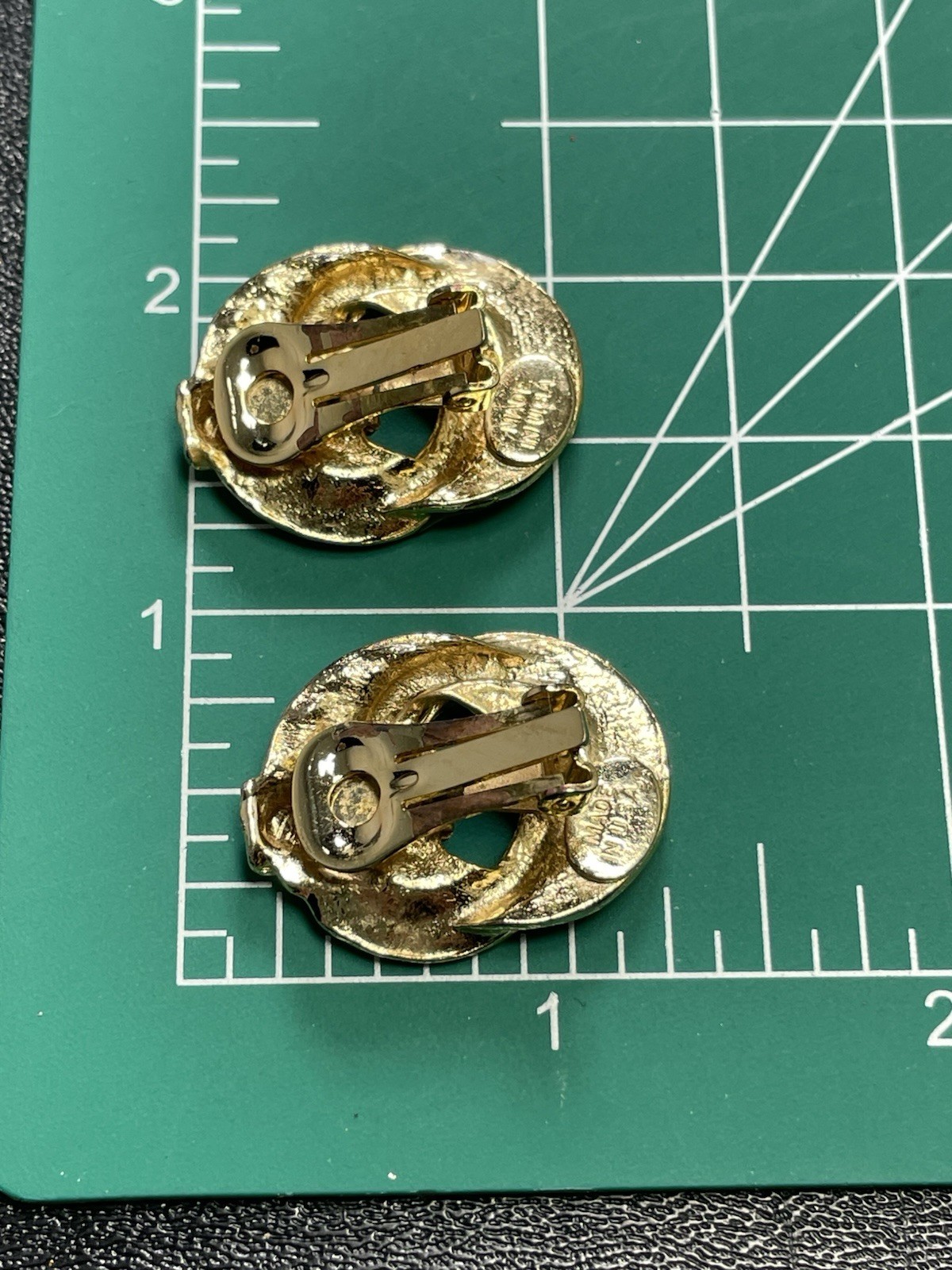 Vintage 1.1” Brown Resin Gold Tone Metal Drop Clip Earrings
