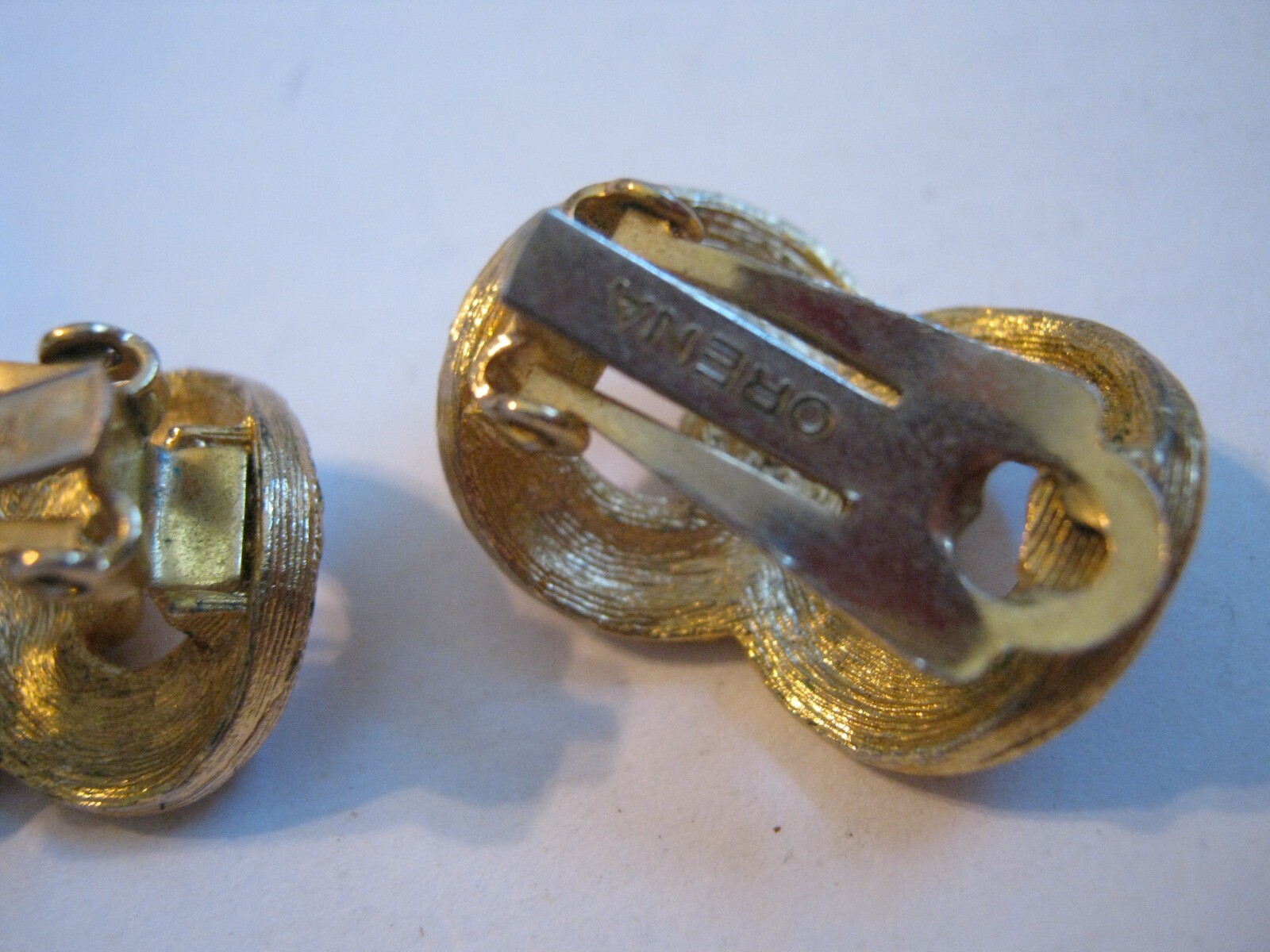ORENA Paris (1977-2005) Golden Textured Figure 8 Knot 1″ Clip-On Earrings