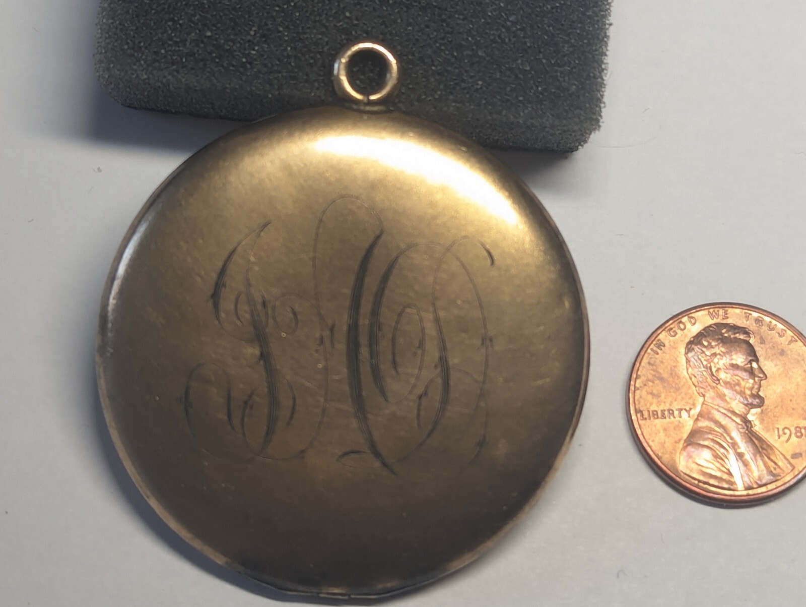 VINTAGE GOLD FILLED PHOTO PICTURE LOCKET PENDANT MONO ABOUT 1 10/16″ WIDE