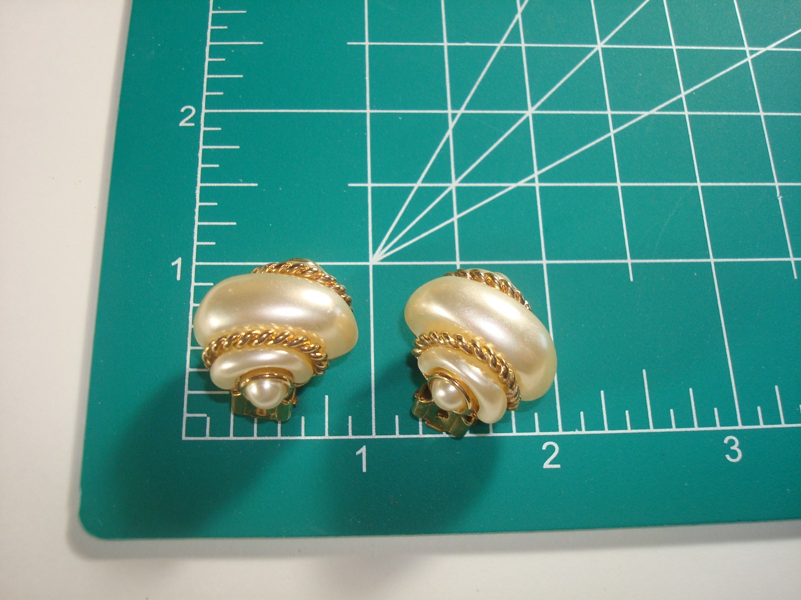 VTG.SIGNED”REPLICA”Made in ITALY NAUTILUS,SHELL,SNAIL F/PEARL EARRINGS GOLD/Plt.