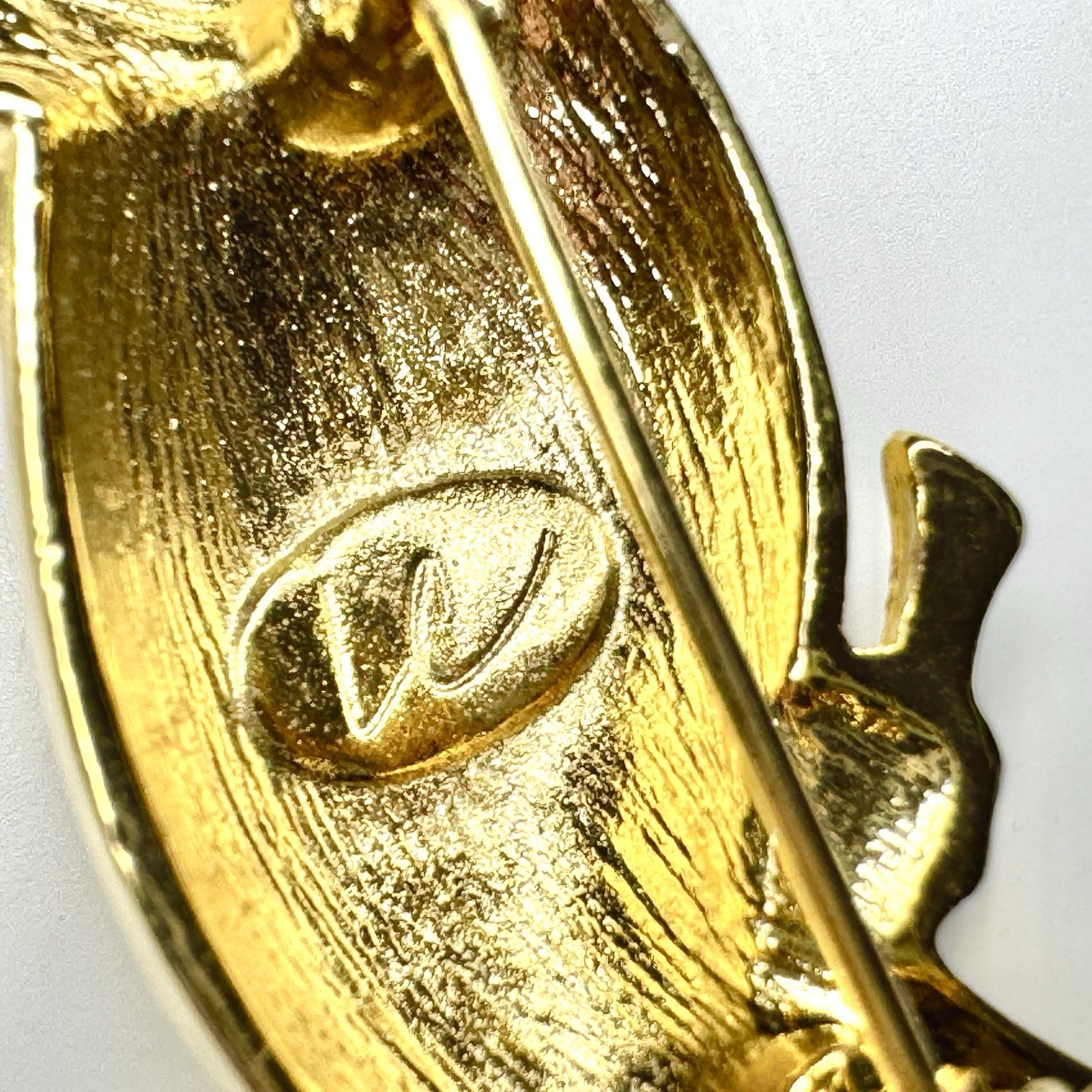 Vtg LIZ CLAIBORNE LC – PARROT Brooch – Colorful Enamel – Polished Gold plate