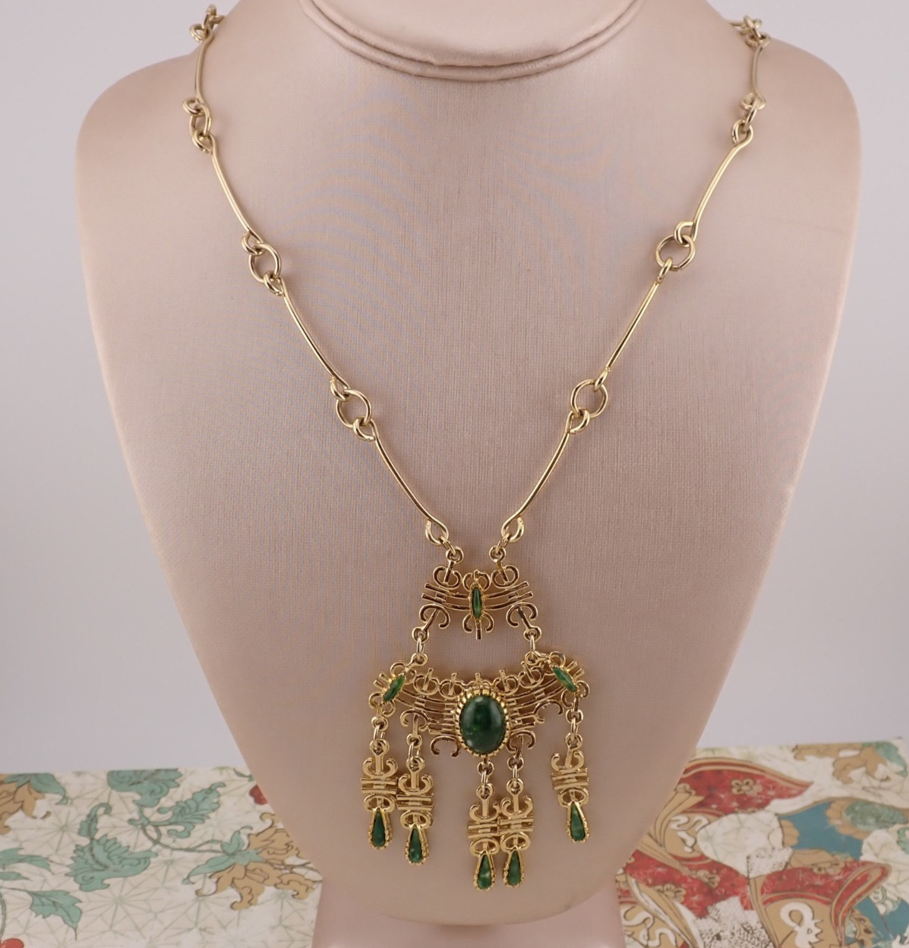 Vintage Green Simulated Jade Asian Themed Dangle 22″ Gold Tone Necklace