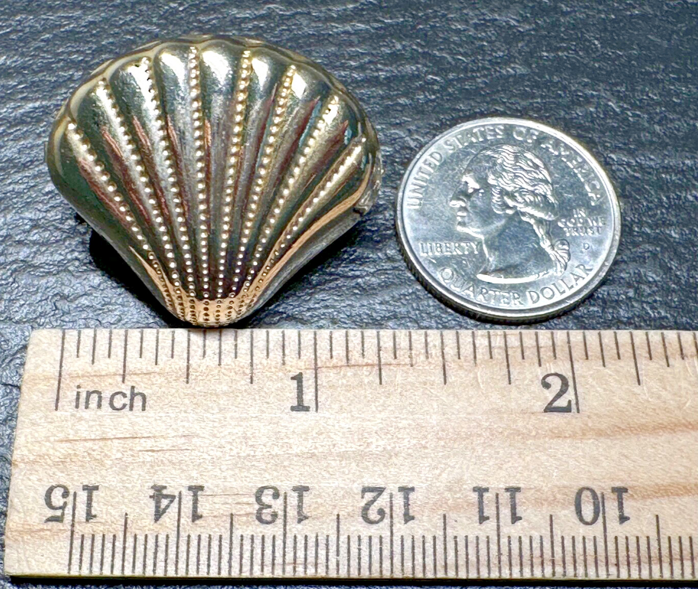 GOLD TONE SHELL SHAPED SCARF OR DRESS CLIP WITH SAFETY CLASP H354