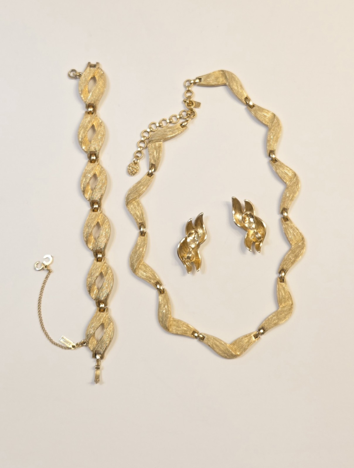 Beautiful 1970s-80s Monet Gold Ribbon Choker Jewelry Set Bracelet & Earrings