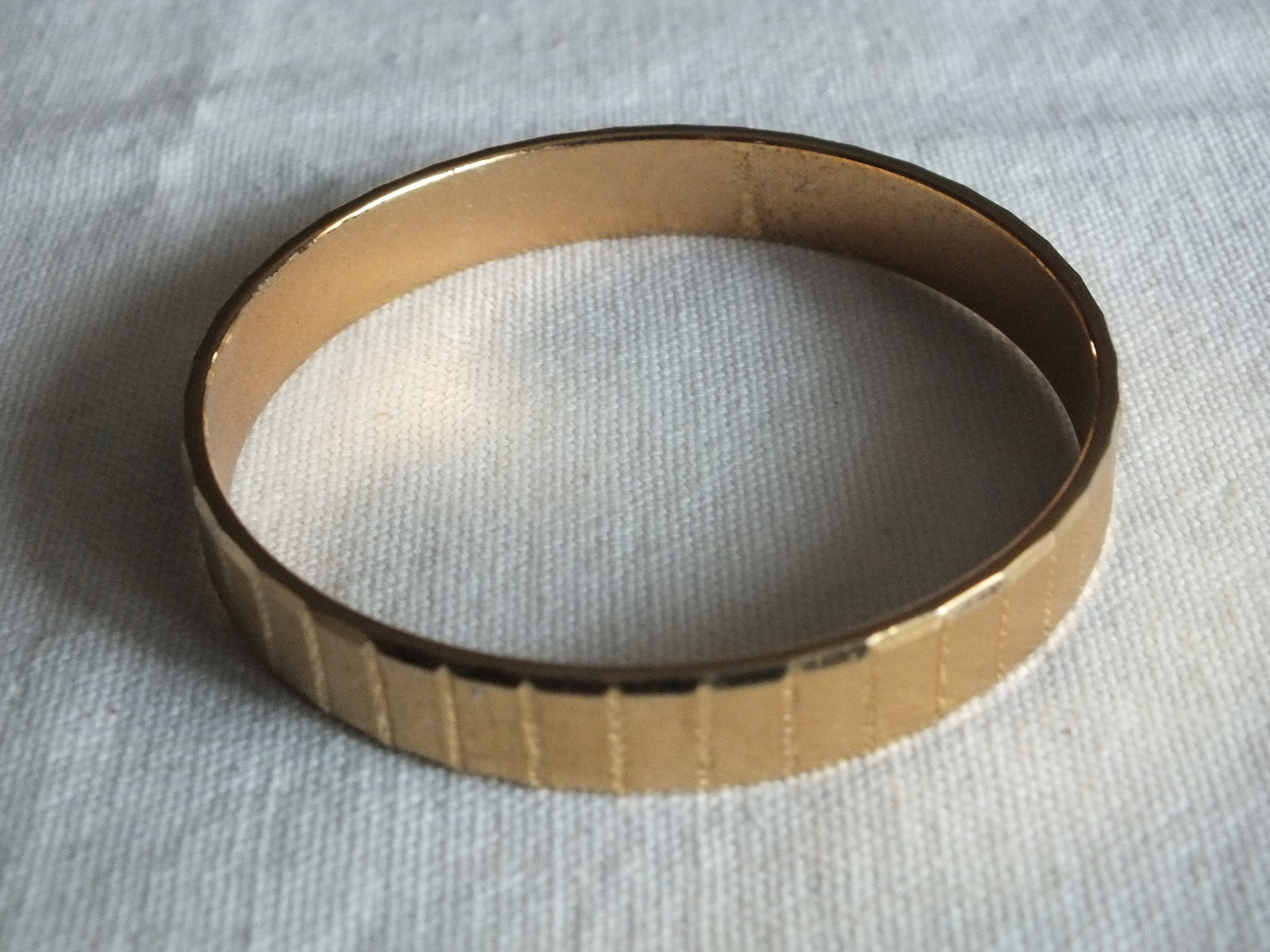 Beautiful Bangle Bracelet Gold Tone Matte Ribbed Signed MONET 3/8″ W 2 1/2″ ID