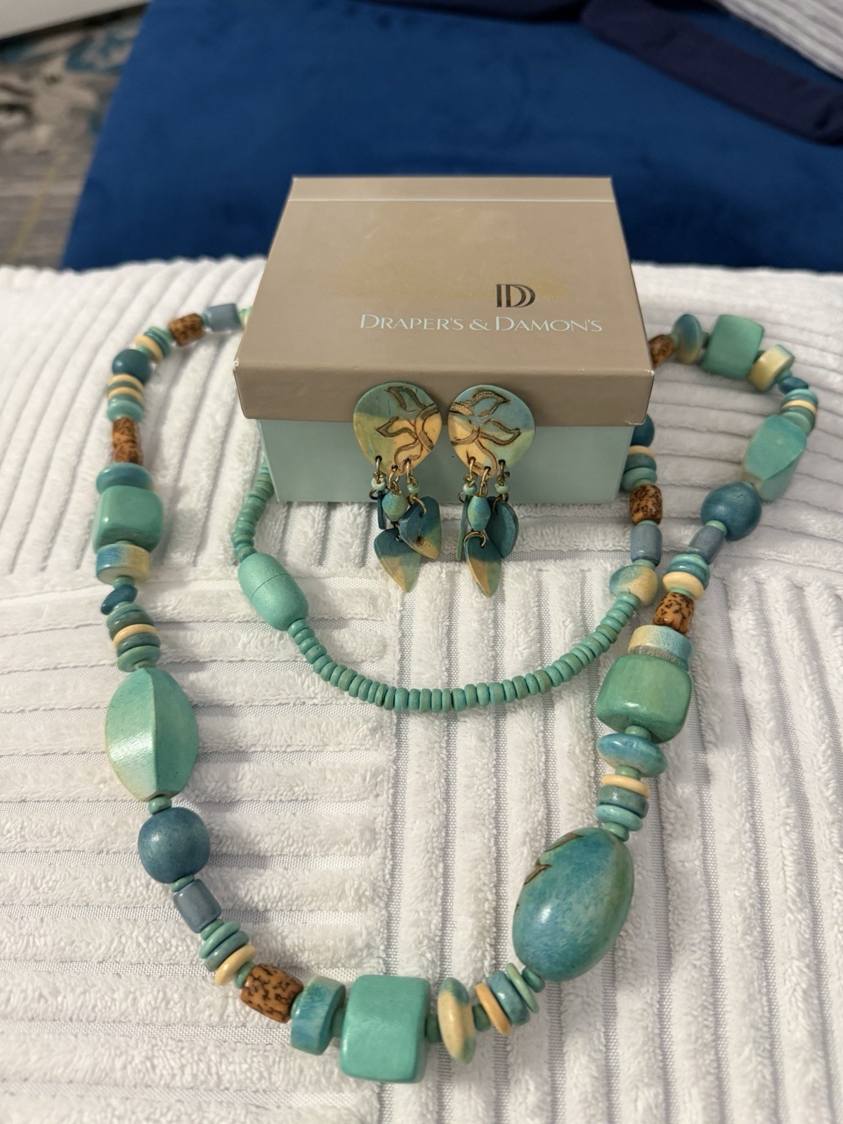 VTG Drapers Demons Wood Turquoise Beaded Necklace And Clip Earrings Set