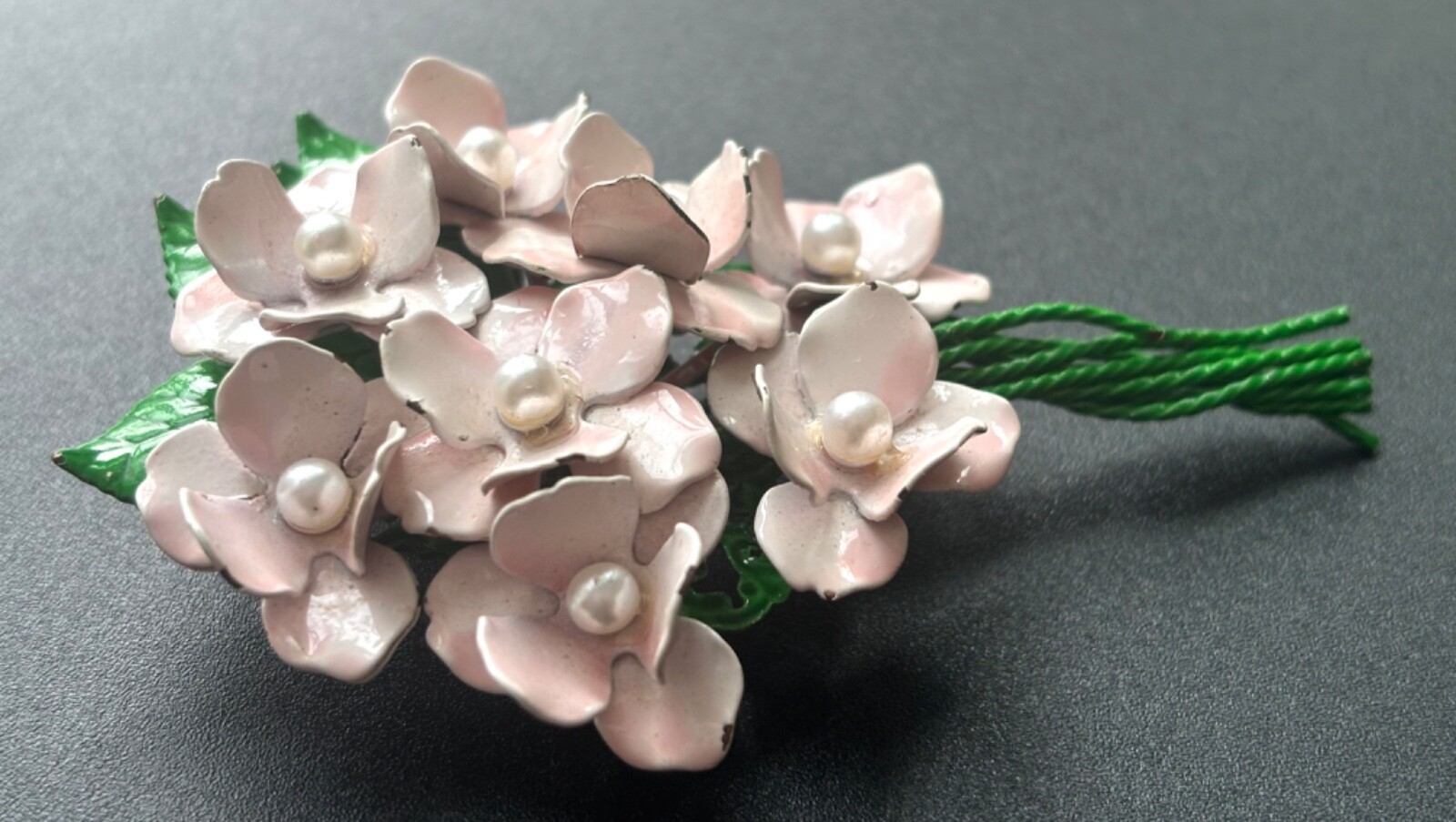 PRETTY PALE PINK VINTAGE METAL ENAMEL FLOWER PIN,BOUQUET STYLE BROOCH,SPRING🌸