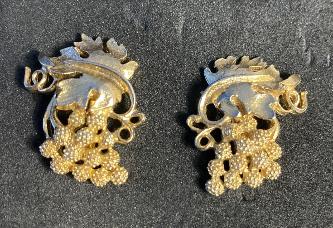 Vintage Earrings Grape Clusters Gold Tone Fine Detailed Clip On 1950’s