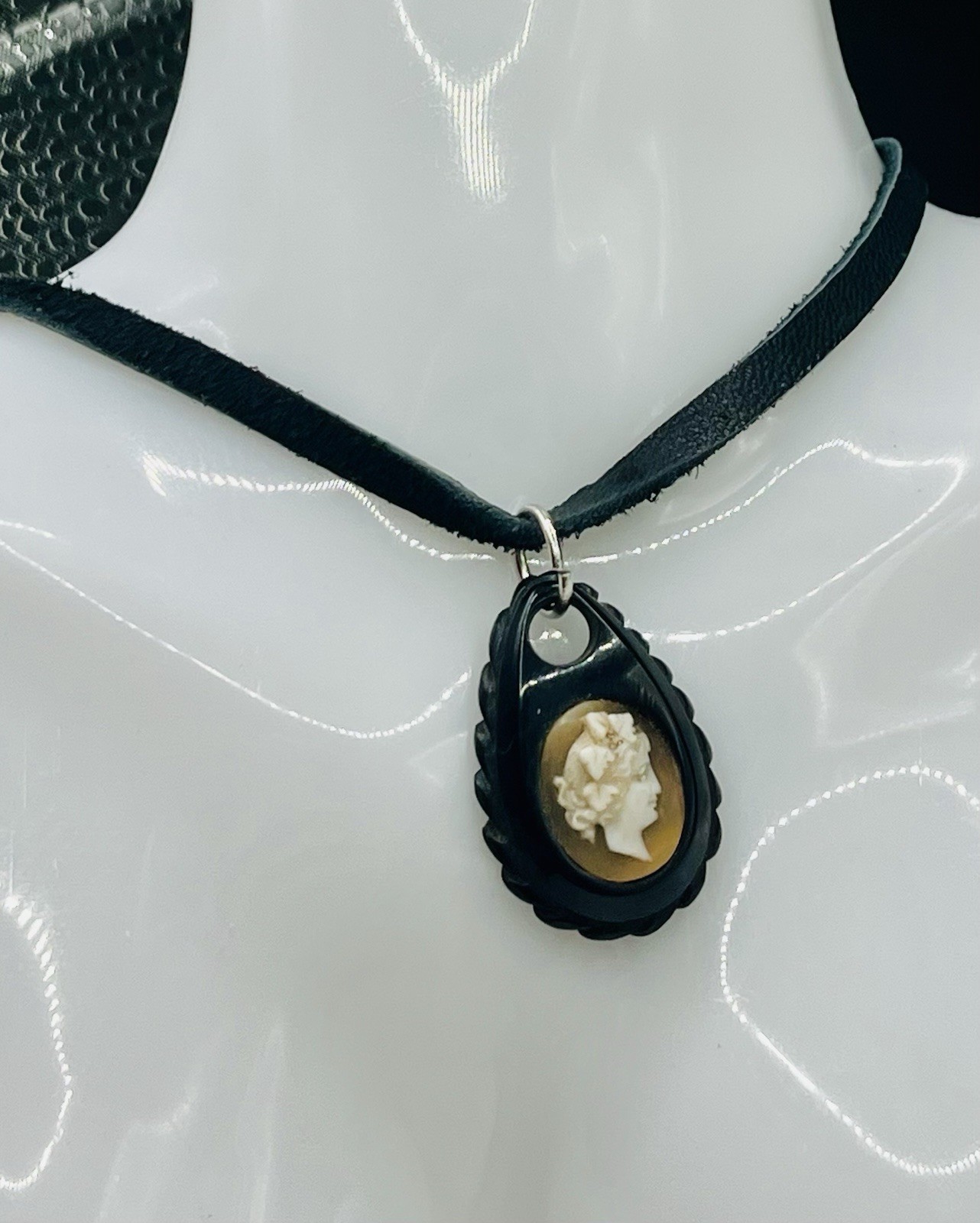 Victorian Carved Whitby BLACK JET SHELL CAMEO MOURNING Leather Choker necklace