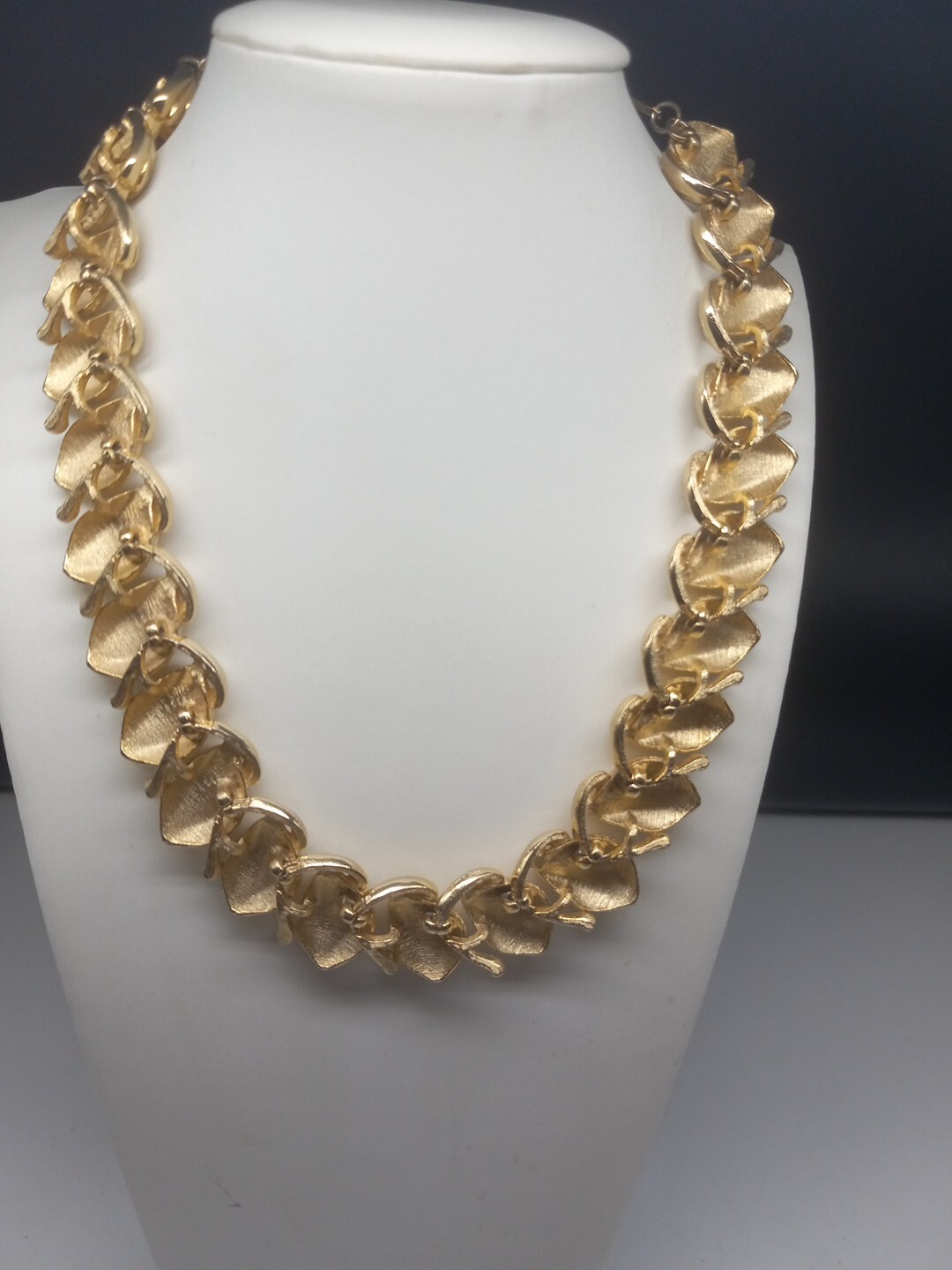 Vintage Intricately Designed Leaf Or Flower Bud Gold Tone Choker Necklace