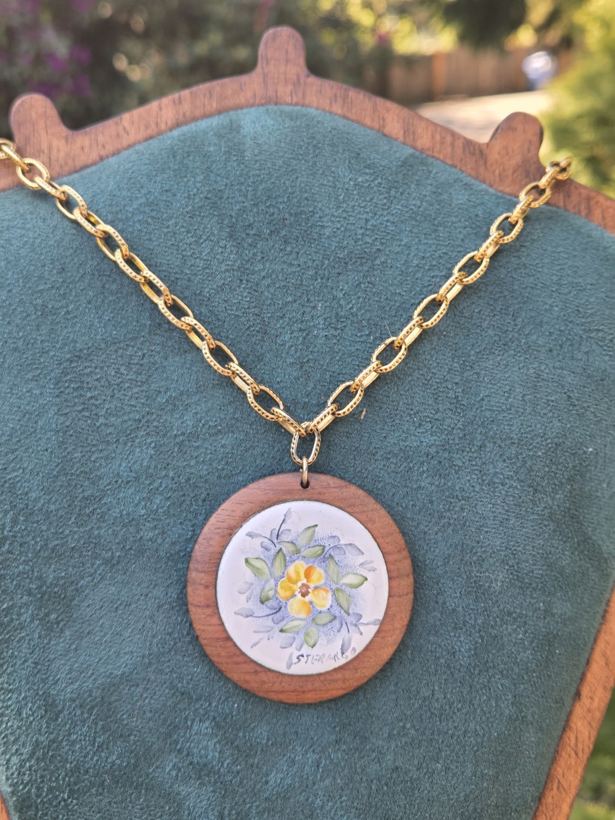 Vintage Ceramic Floral Cameo Pendant Necklace Gold Tone Wood Flower STERANGO