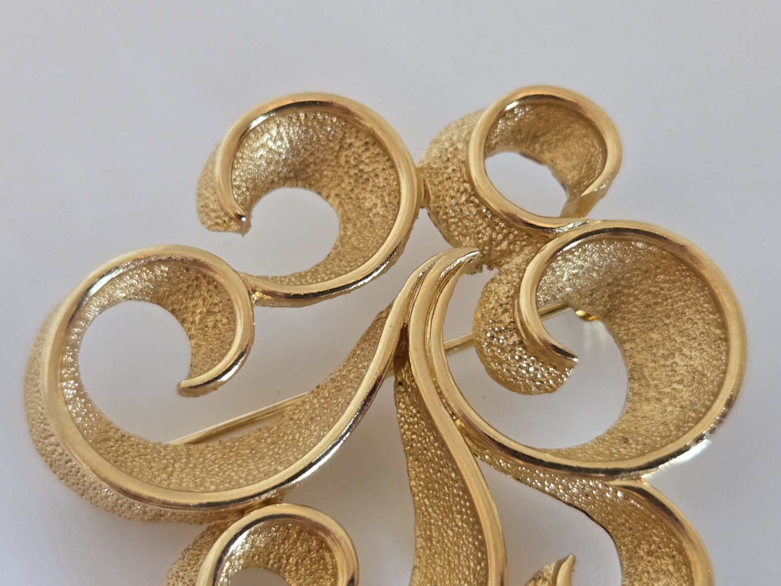 Vintage Crown Trifari Gold Plated Swirl Ribbon Design Brooch 1 3/4″