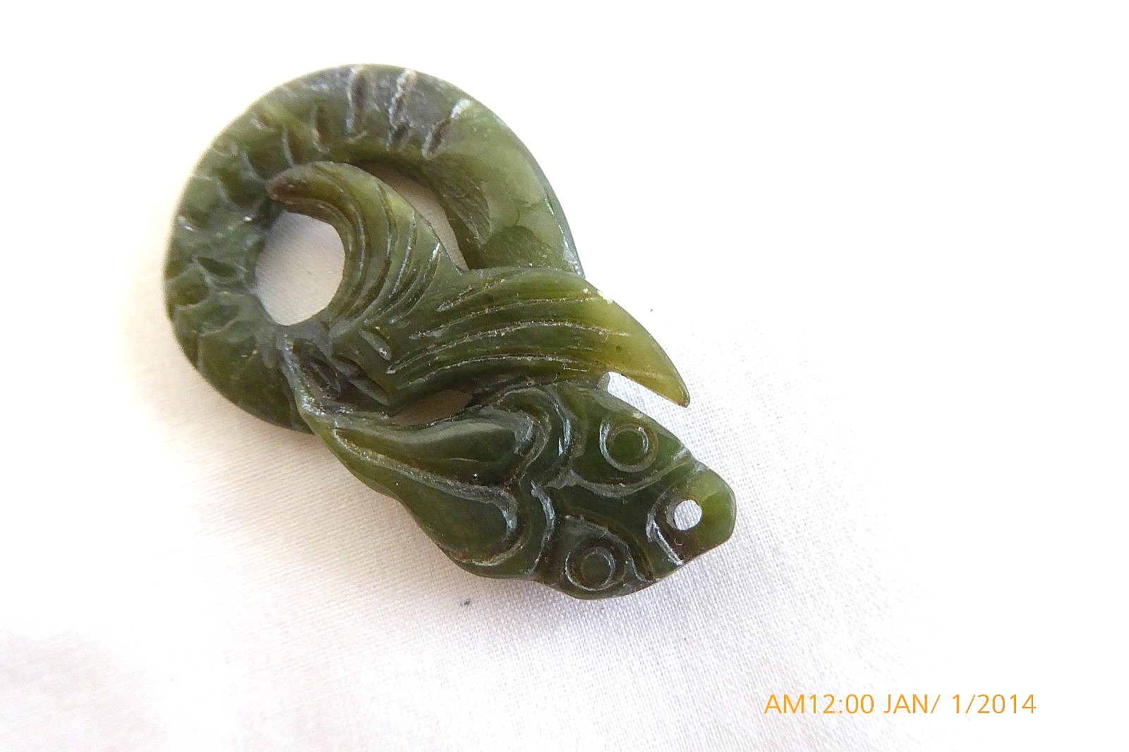 VINTAGE CARVED LUCKY JADE FISH PENDANT