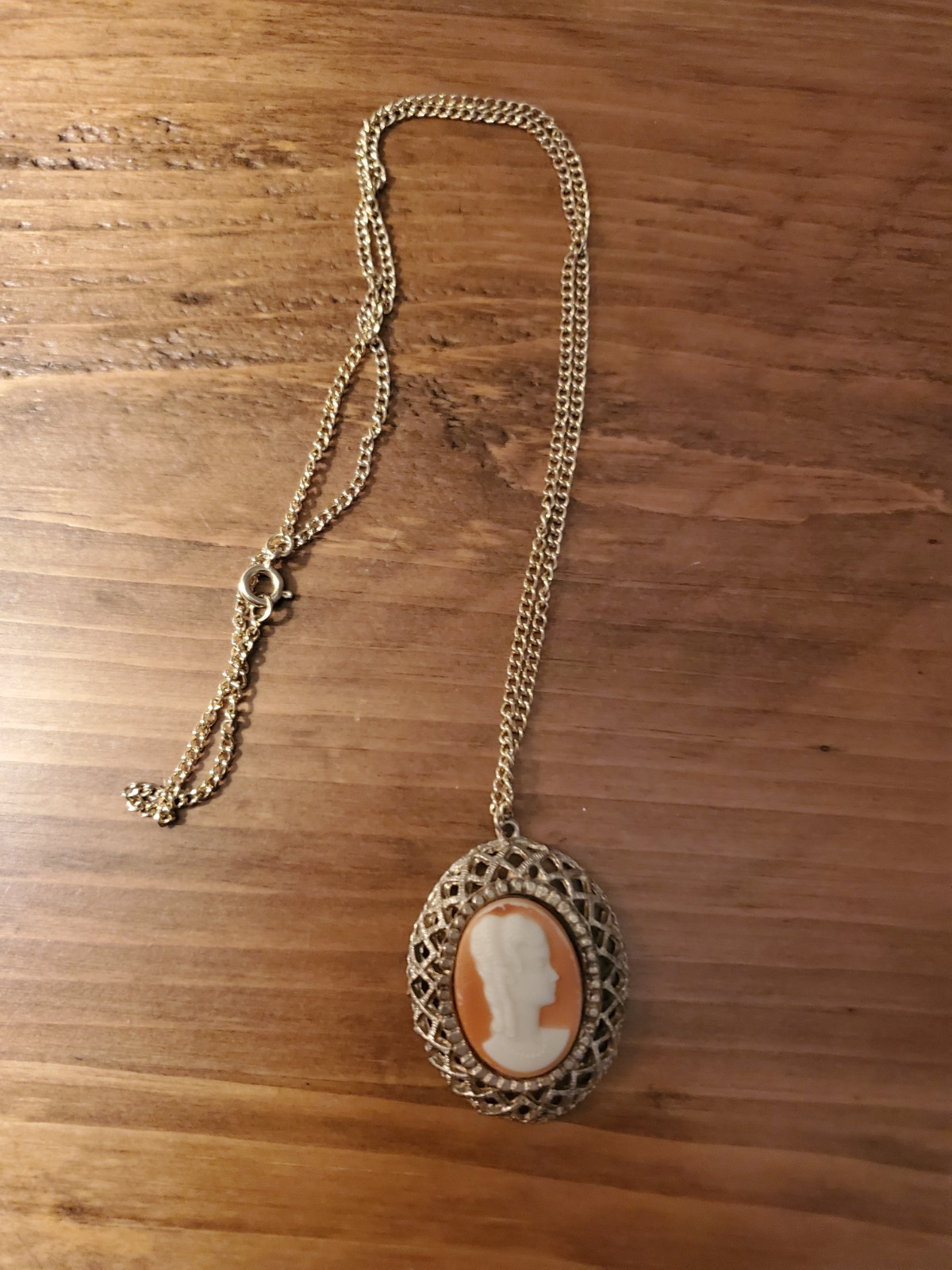 VTG Orange/Cream Cameo Pendant Costume Jewelry Necklace Gold Tone Chain/Setting