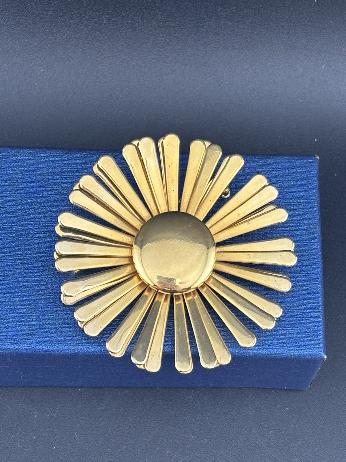 Daisy Flower 1960’s Mod Retro Pop VTG Gold Tone 3D Brooch Pin