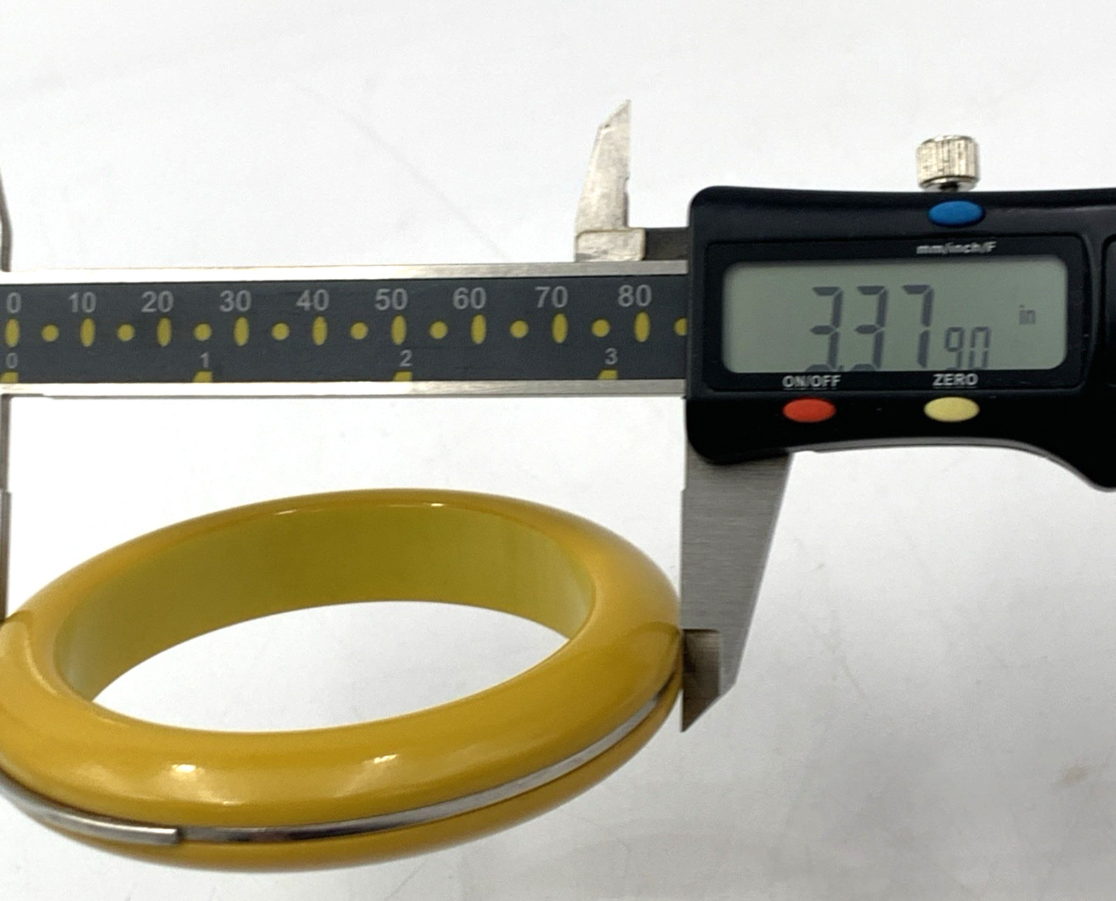 VTG 15.6 mm Wide BAKELITE 8″ Round Bangle Bracelet Mustard Yellow Metal Accent